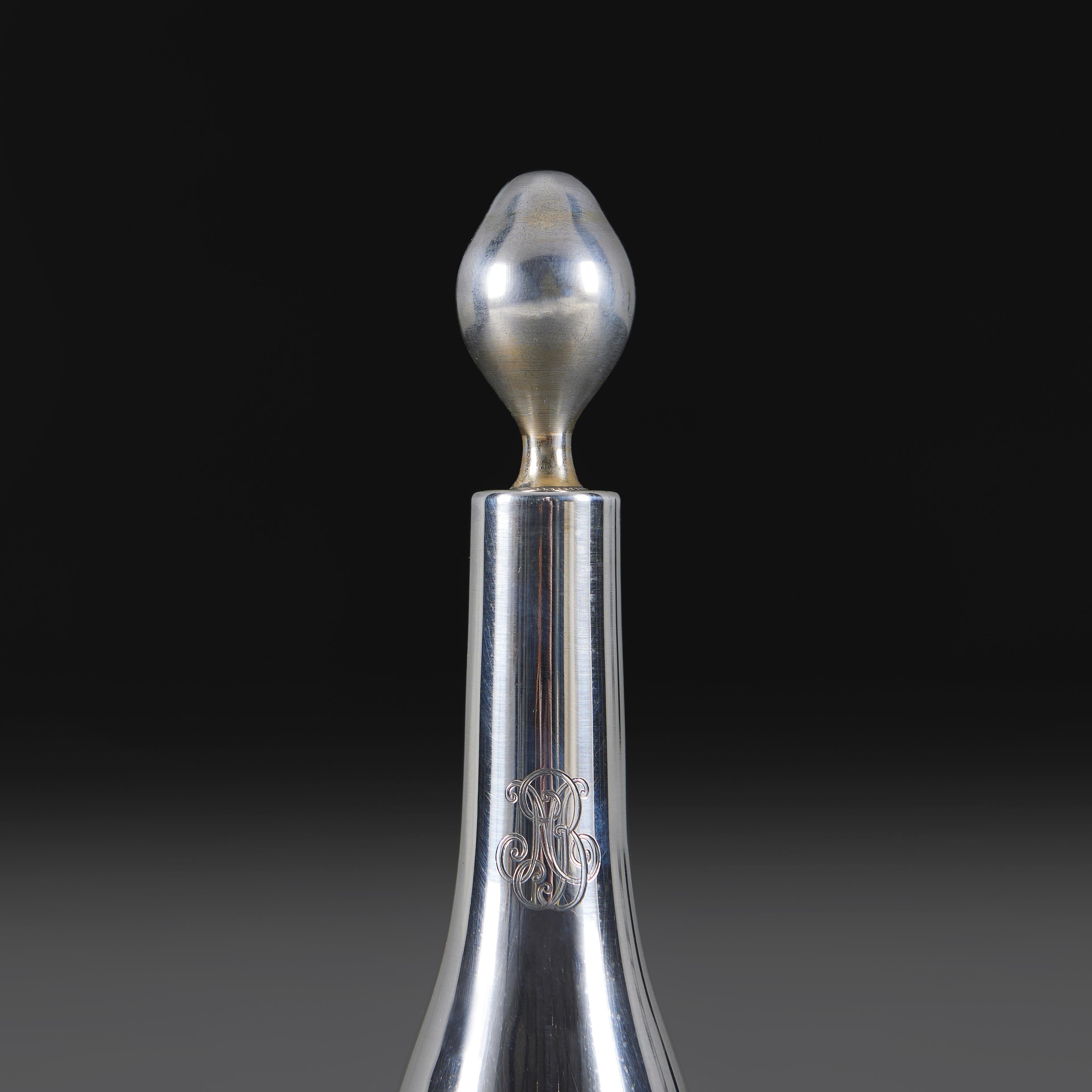 Pareja de decantadores de vino de cristal tallado y plata en Bueno estado para la venta en London, GB