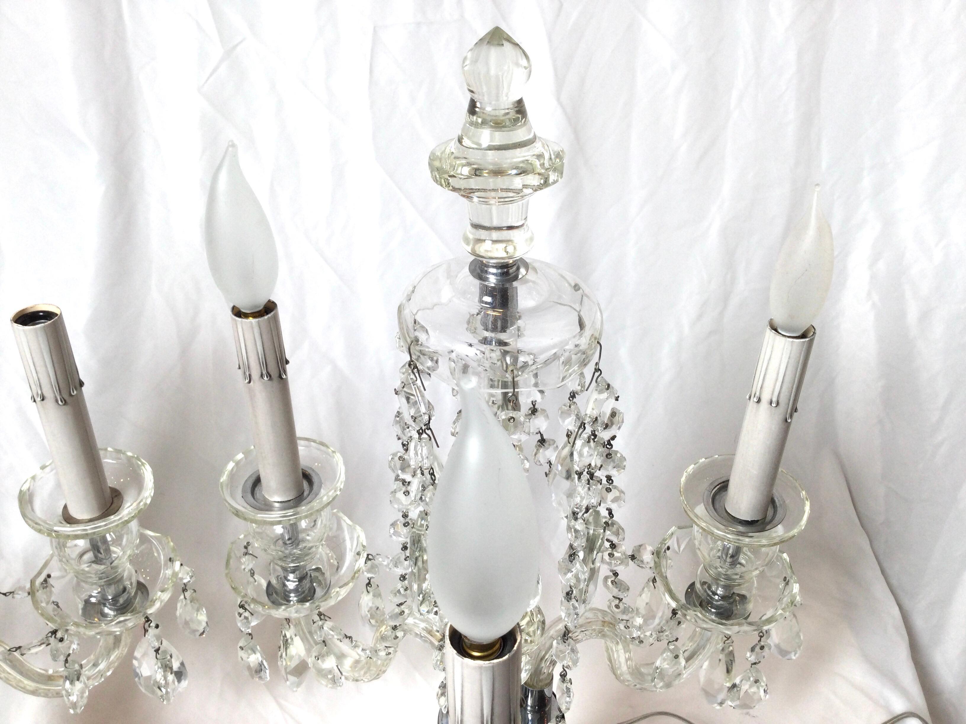 Zwei Girandole-Lampen aus geschliffenem Glas mit drei Lichtern (amerikanisch) im Angebot