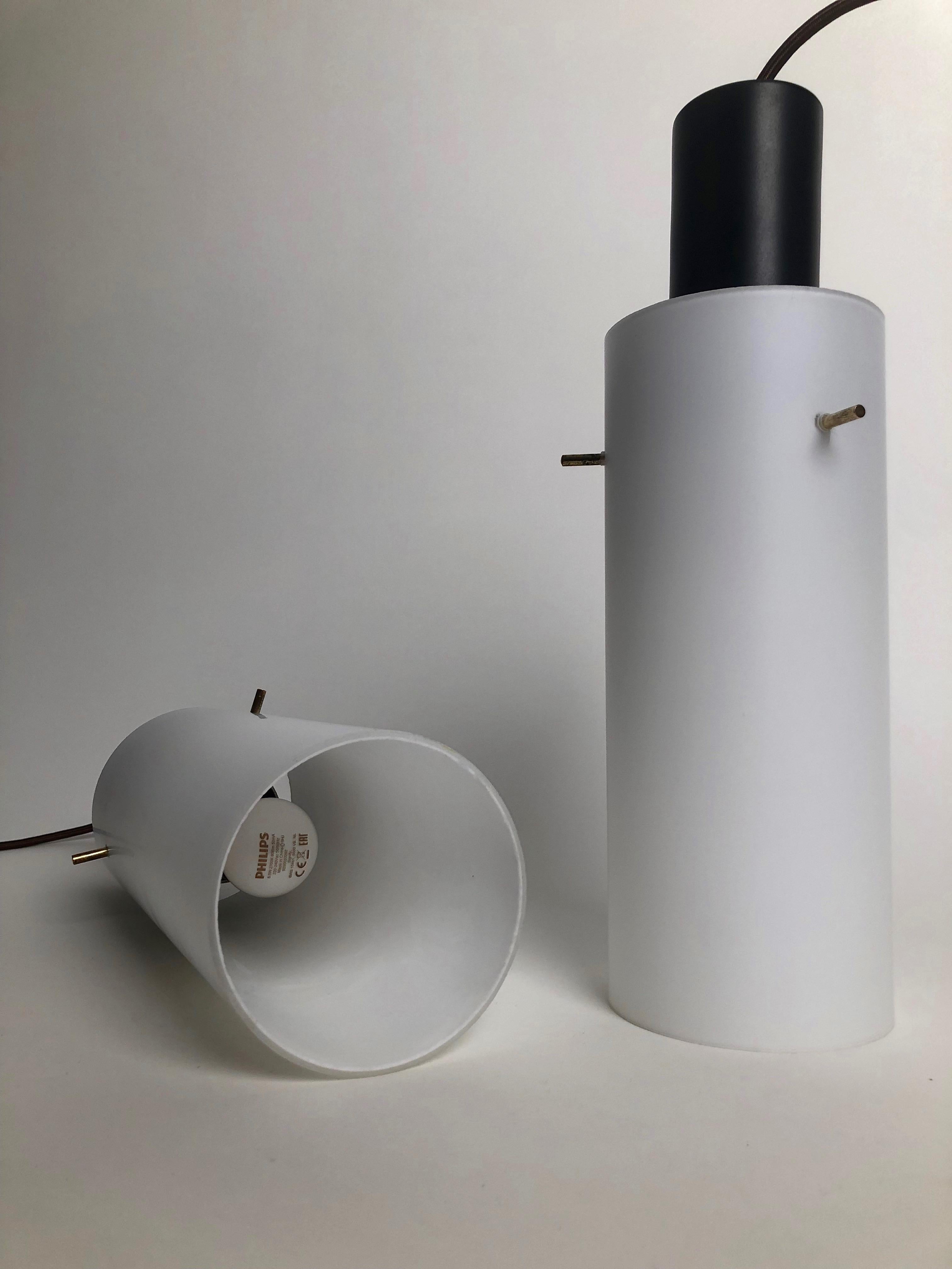 Mid-Century moderno Coppia di lampade a sospensione cilindriche West, Made in Austria, anni '70 in vendita
