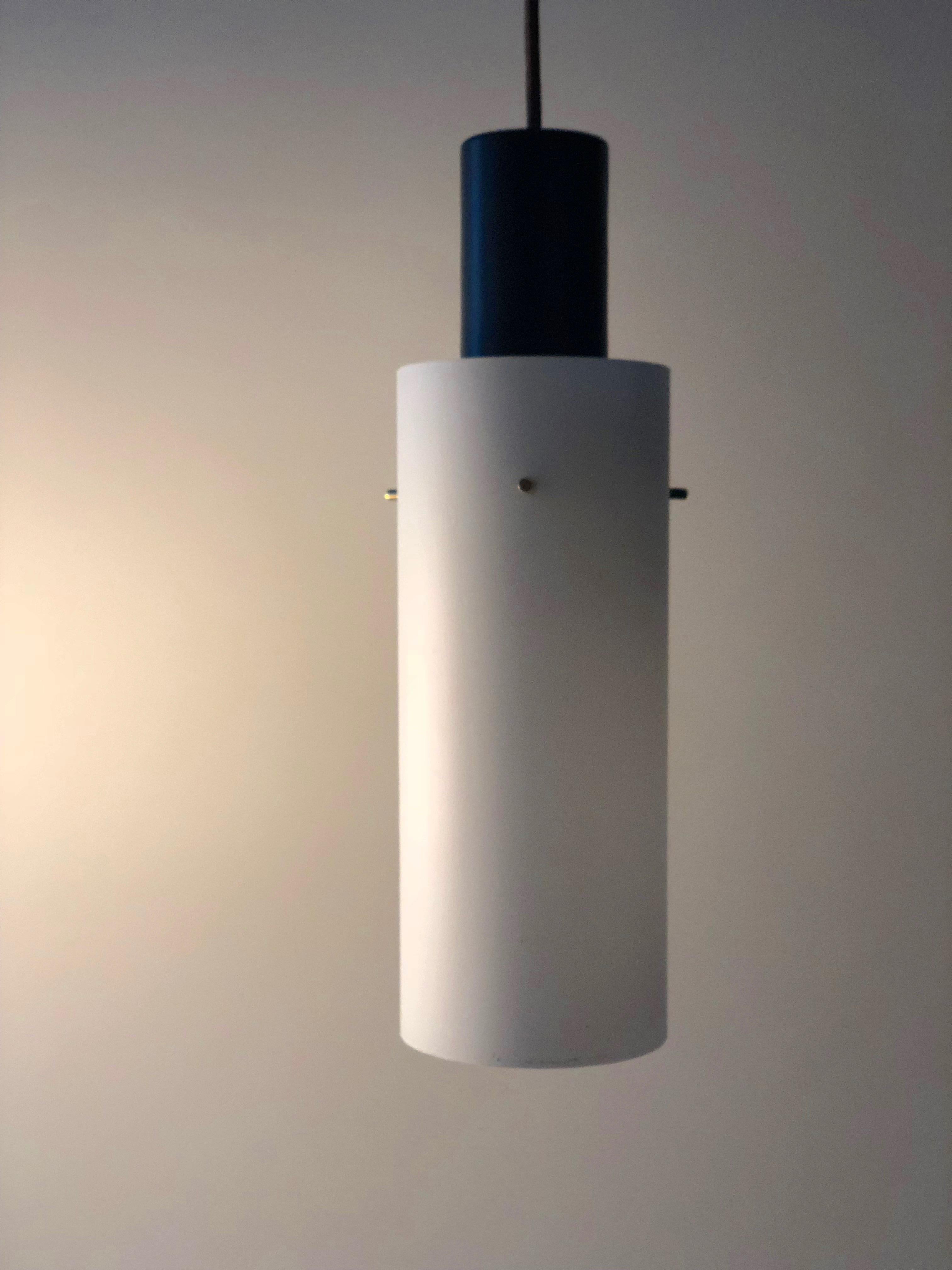 Vetro opalino Coppia di lampade a sospensione cilindriche West, Made in Austria, anni '70 in vendita