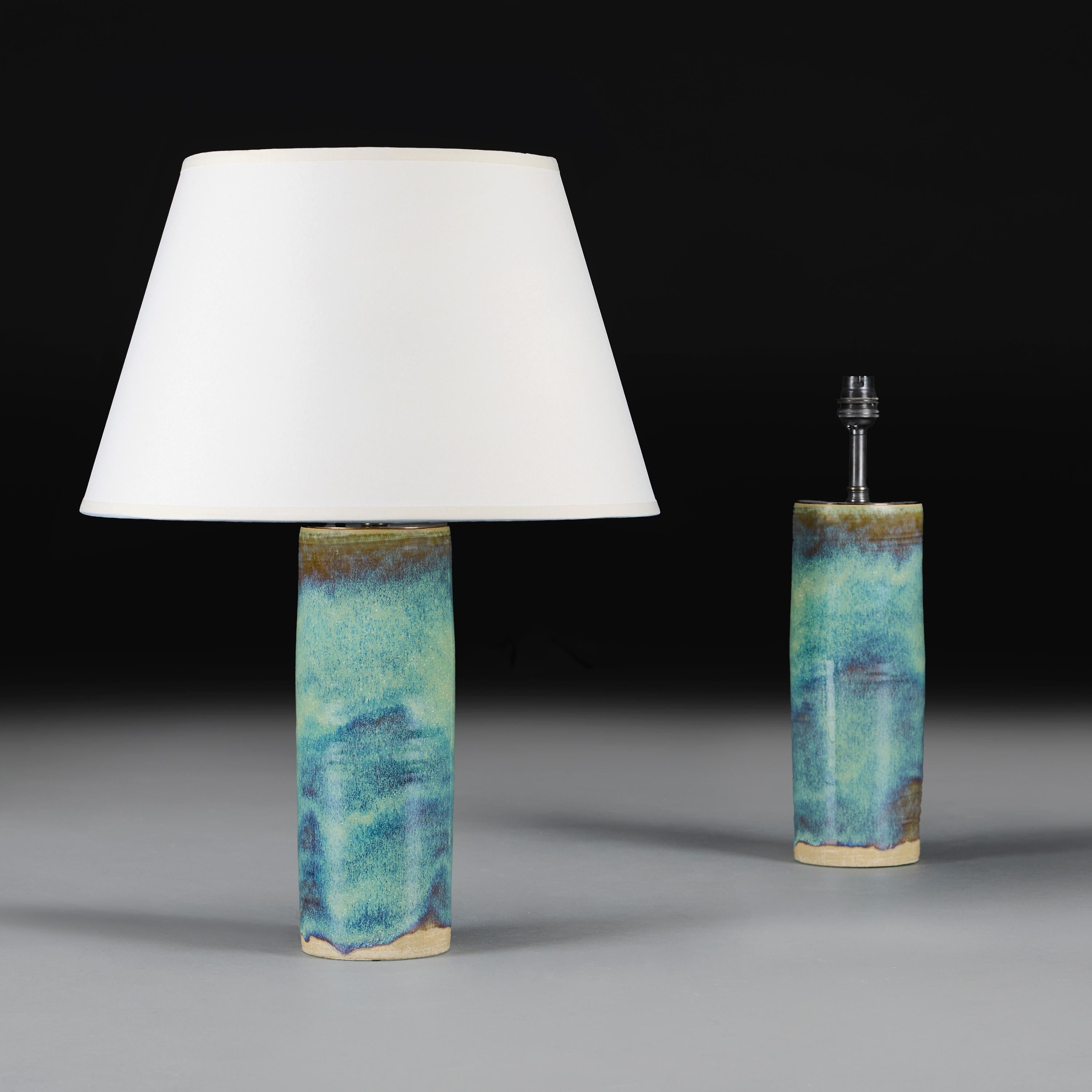 +TVA.

Angleterre, sur commande. Délai de livraison : 3-5 semaines.

Paire de lampes cylindriques en poterie d'art décorées d'une glaçure bleu turquoise mouchetée.

Hauteur 26,00 centimètres.
Hauteur avec abat-jour 47.00 centimètres.
Diamètre 9.50