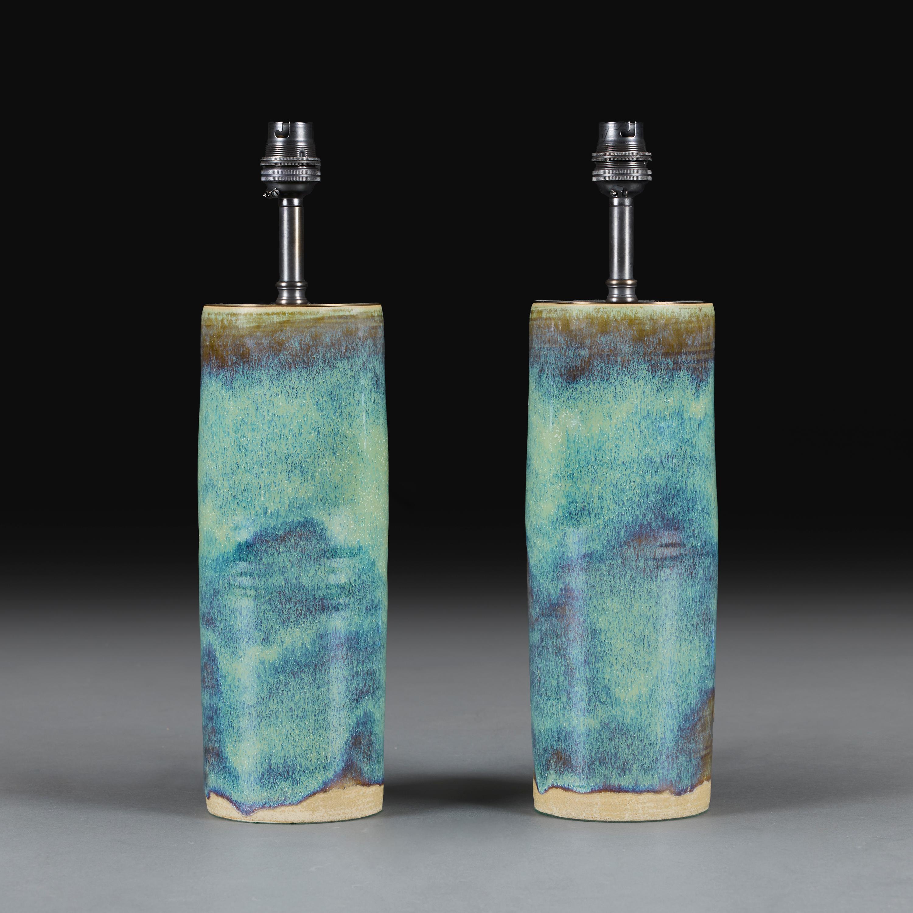 Anglais Paire de lampes cylindriques en poterie à glaçure flambe bleue en vente