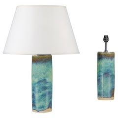 Una coppia di lampade cilindriche in ceramica con smalto blu flambe