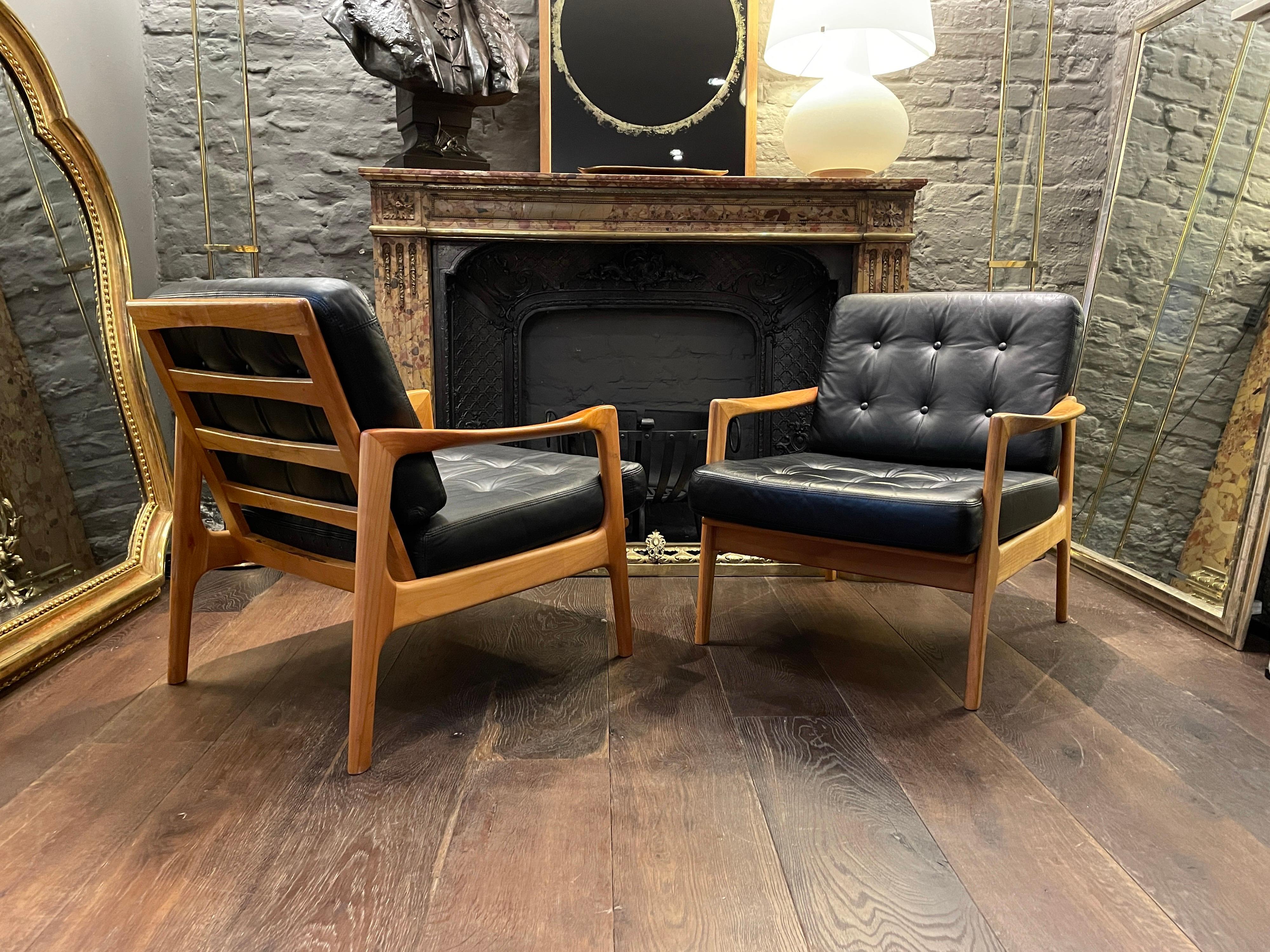 Pair of Danish Black Leather and Cherry Wood Armchairs For Sale 6