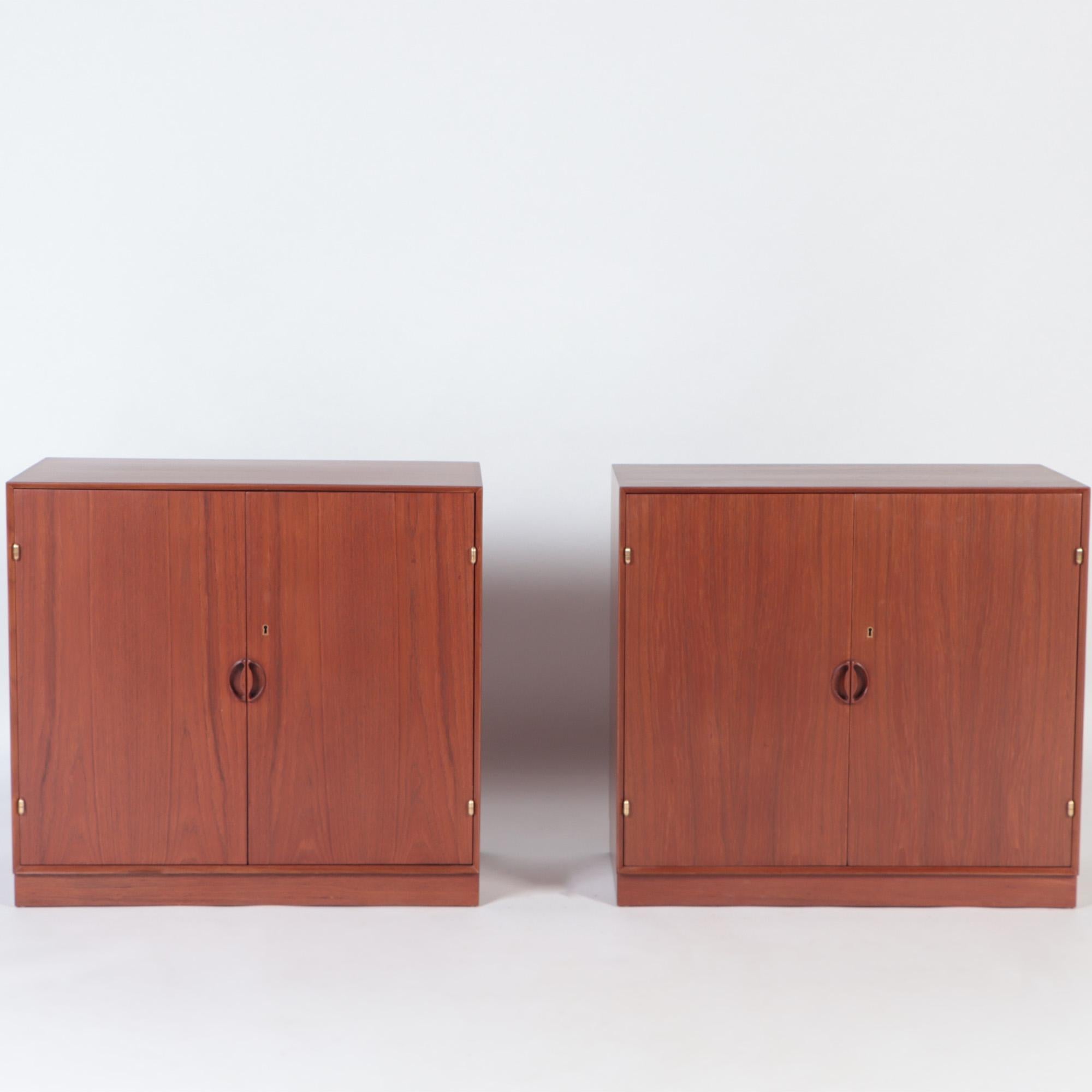 Une paire de Cabinets à deux portes du milieu du siècle dernier par John Stuart. Fabriqué au Danemark.
Estampillé à l'arrière. 1950's.