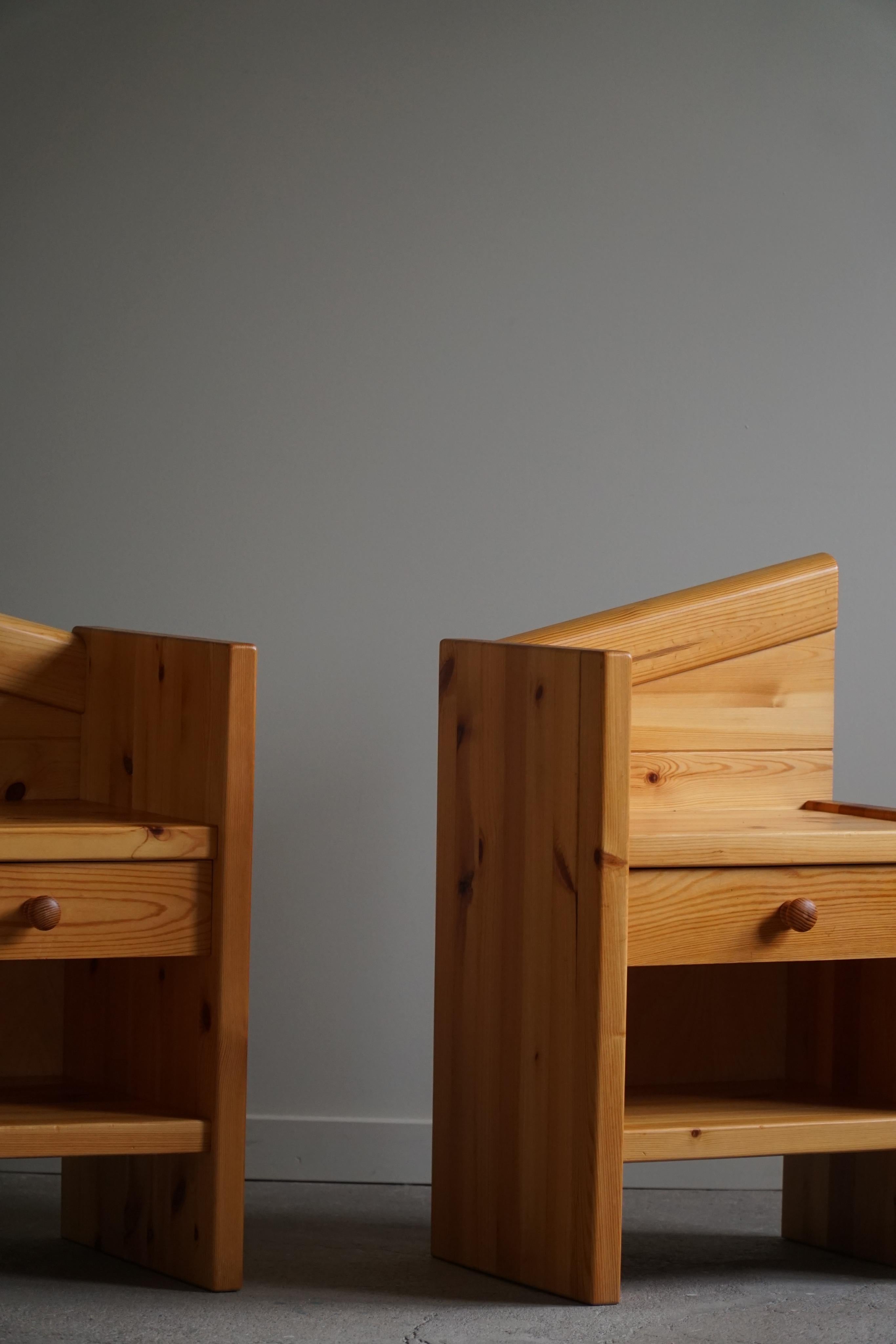 Pair of Danish Mid-Century Modern Brutalist Nightstands in Solid Pine, 1970s In Good Condition For Sale In Odense, DK