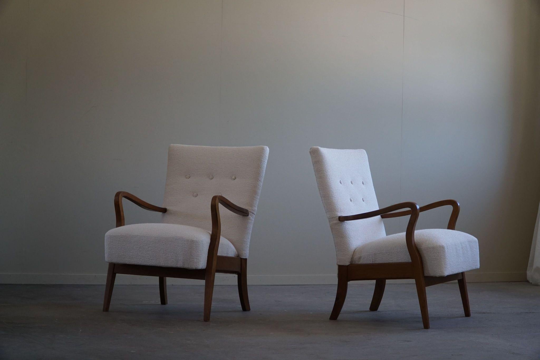 Ein Paar dänische Mid Century Modern Lounge Chairs aus Bouclé und Buche, 1960er Jahre (Skandinavische Moderne) im Angebot