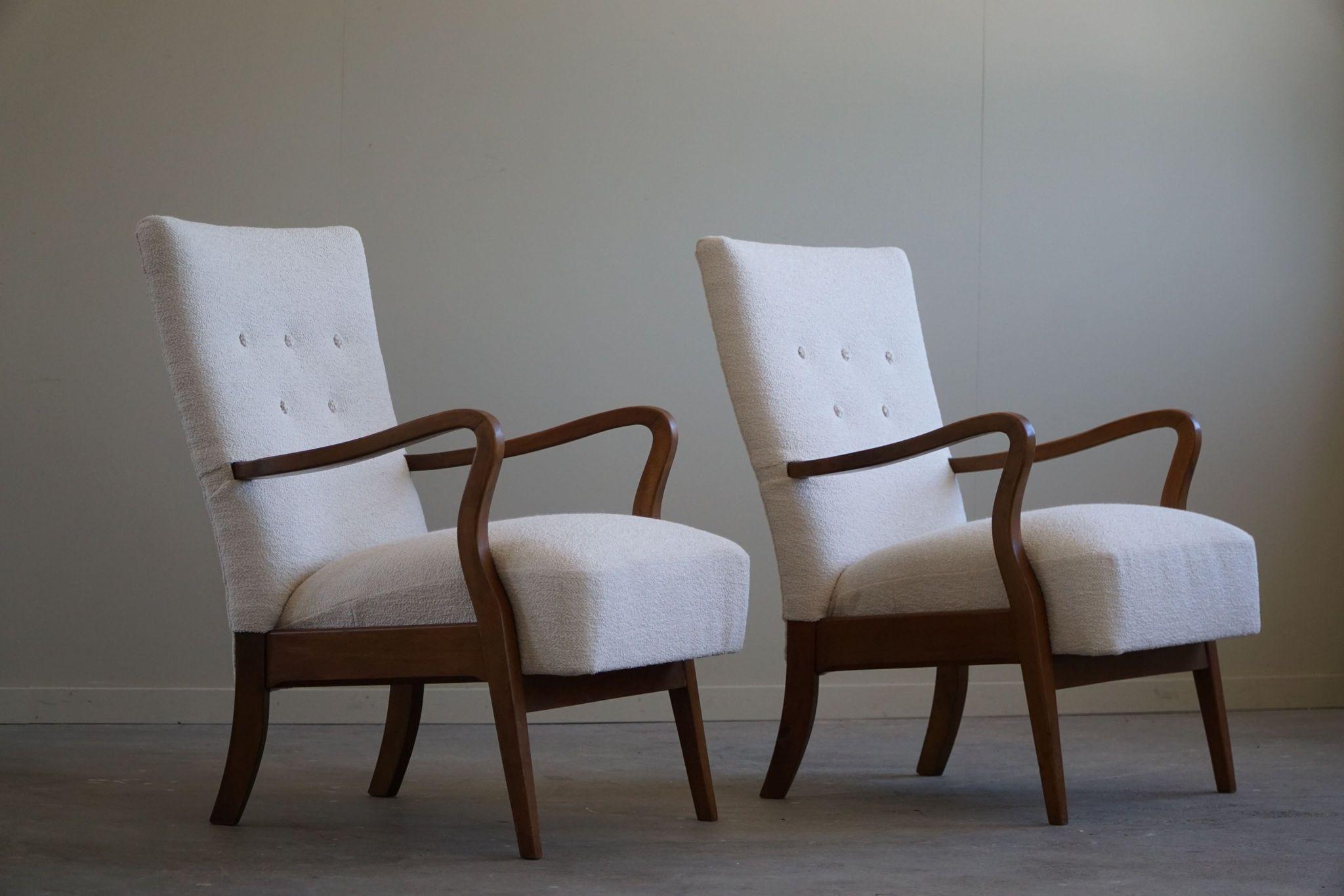 Ein Paar dänische Mid Century Modern Lounge Chairs aus Bouclé und Buche, 1960er Jahre (Dänisch) im Angebot