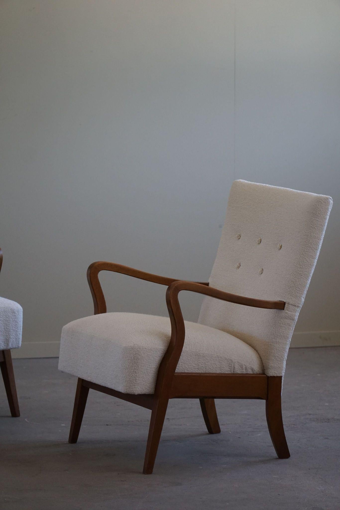 Ein Paar dänische Mid Century Modern Lounge Chairs aus Bouclé und Buche, 1960er Jahre (20. Jahrhundert) im Angebot