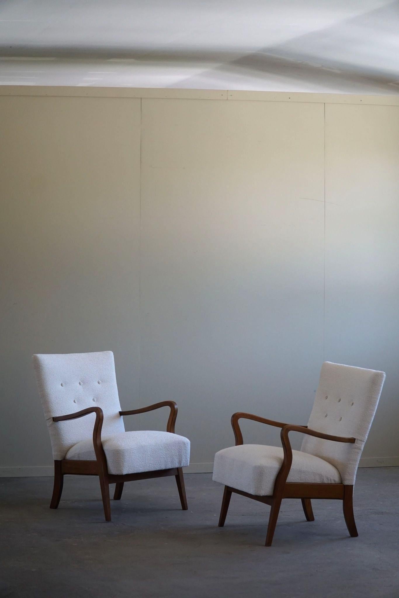 Ein Paar dänische Mid Century Modern Lounge Chairs aus Bouclé und Buche, 1960er Jahre (Wolle) im Angebot