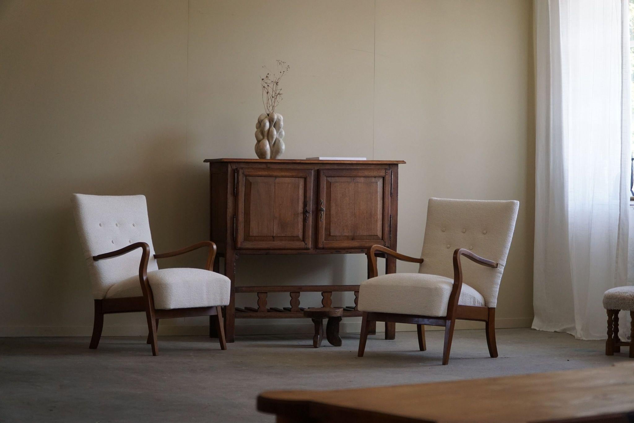 Ein Paar dänische Mid Century Modern Lounge Chairs aus Bouclé und Buche, 1960er Jahre im Angebot 2