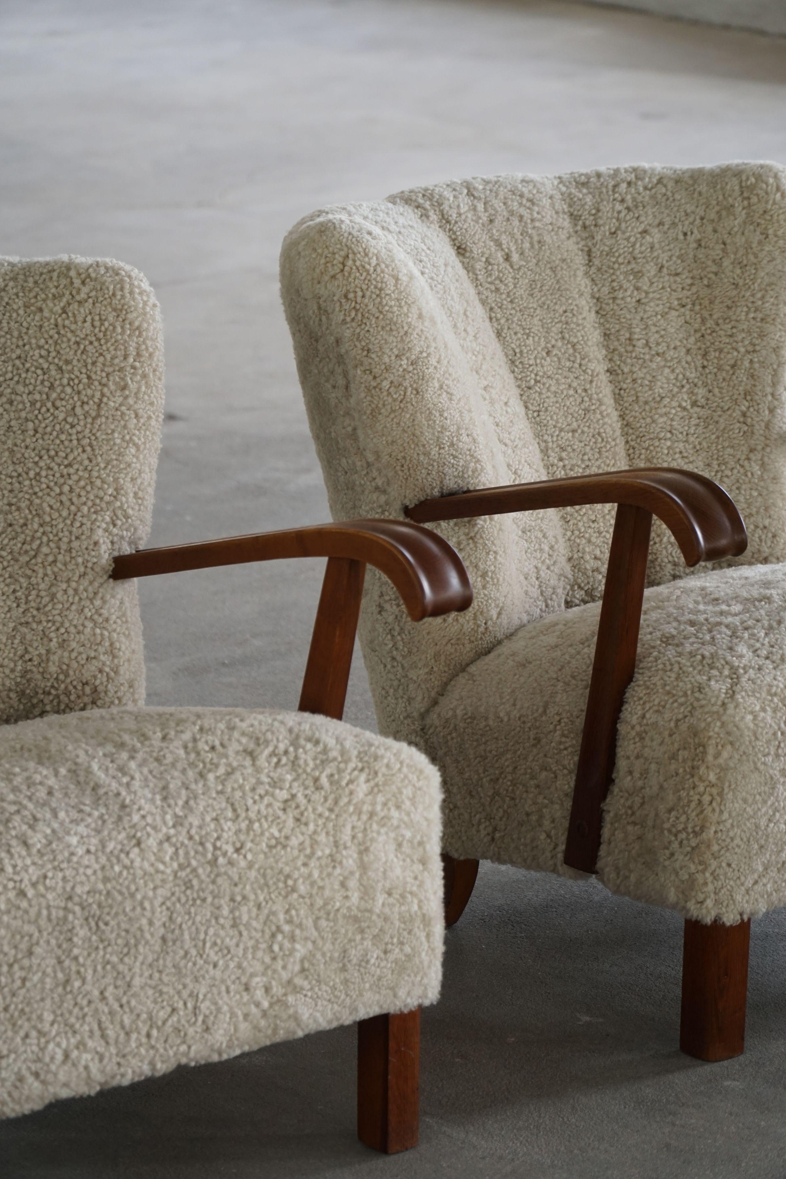 Ein Paar dänische Loungesessel aus der Mitte des Jahrhunderts in Eiche und Lambswool, 1950er Jahre (Moderne der Mitte des Jahrhunderts) im Angebot