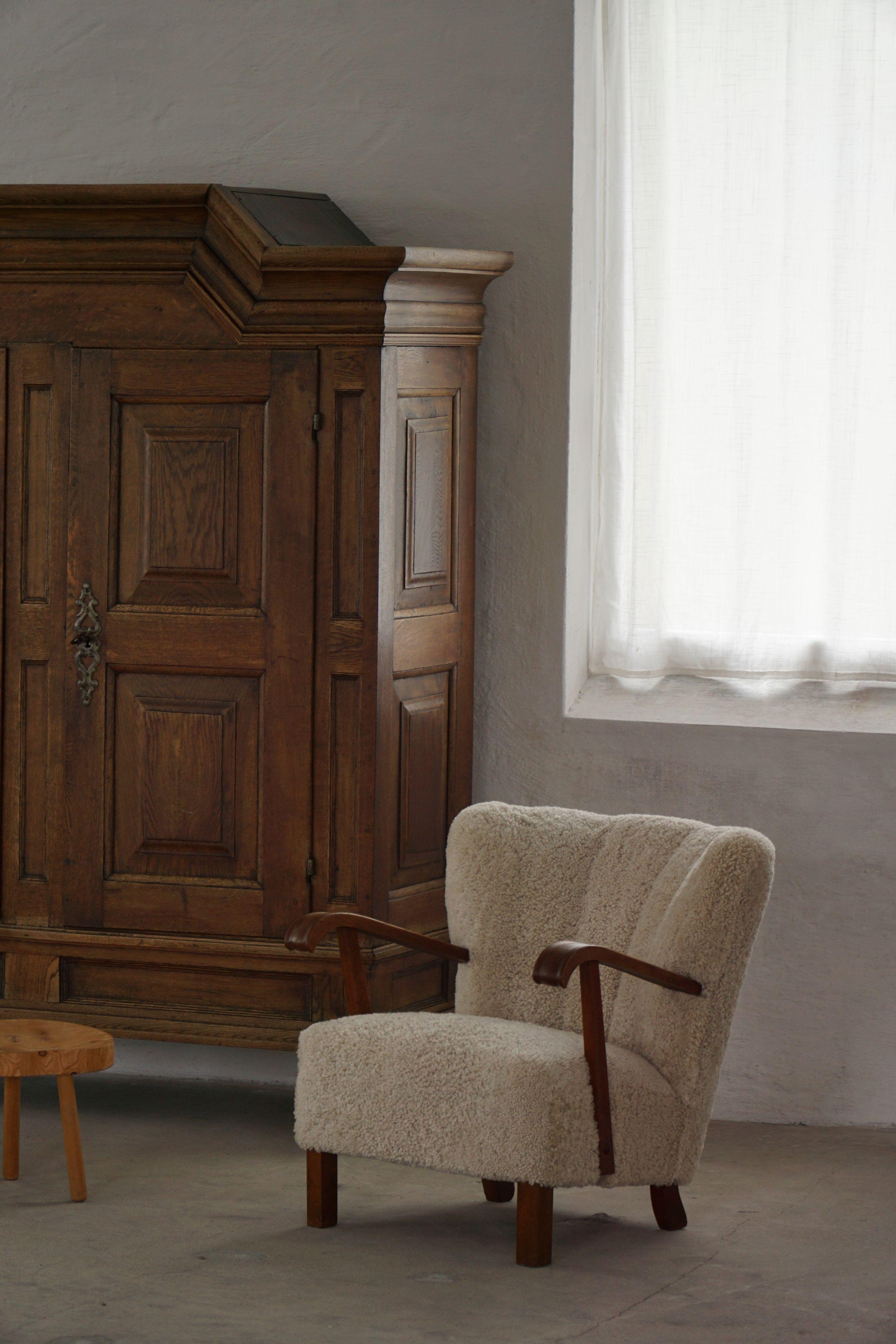 Ein Paar dänische Loungesessel aus der Mitte des Jahrhunderts in Eiche und Lambswool, 1950er Jahre (Dänisch) im Angebot