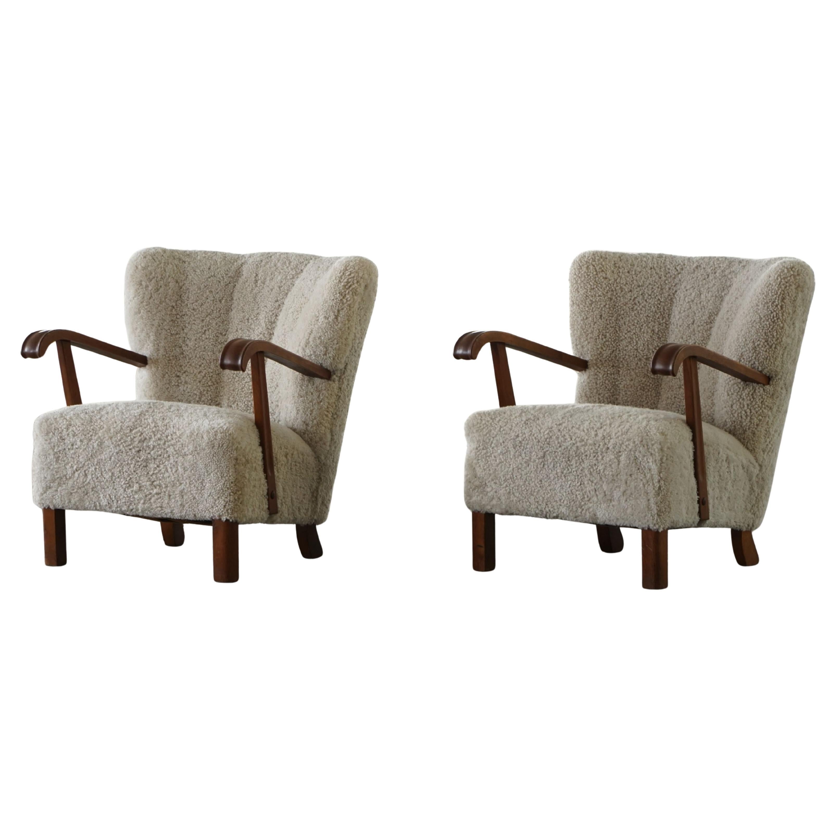Ein Paar dänische Loungesessel aus der Mitte des Jahrhunderts in Eiche und Lambswool, 1950er Jahre im Angebot