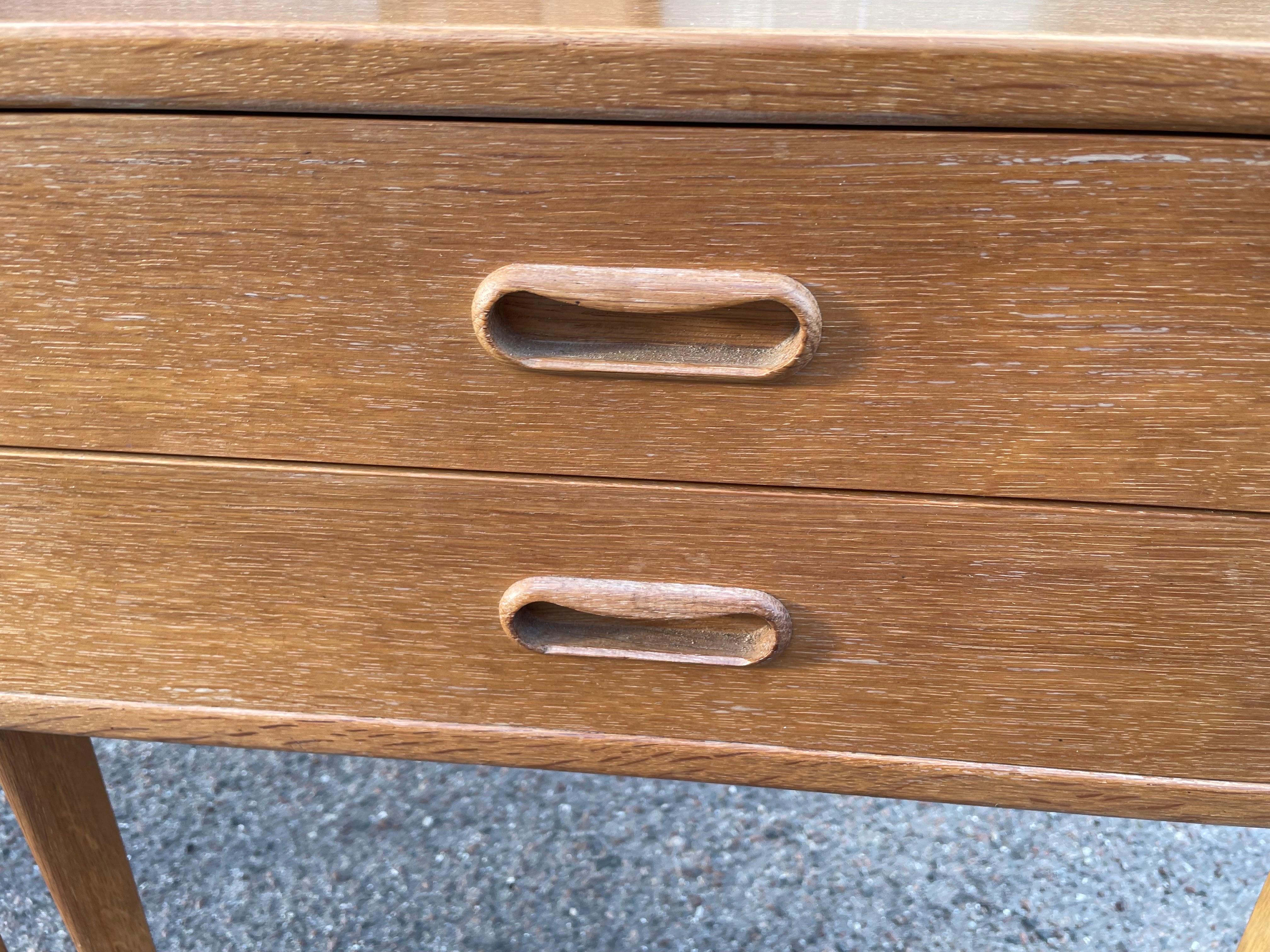 A pair of Danish Mid century modern oak night stands from the 1960´s For Sale 4