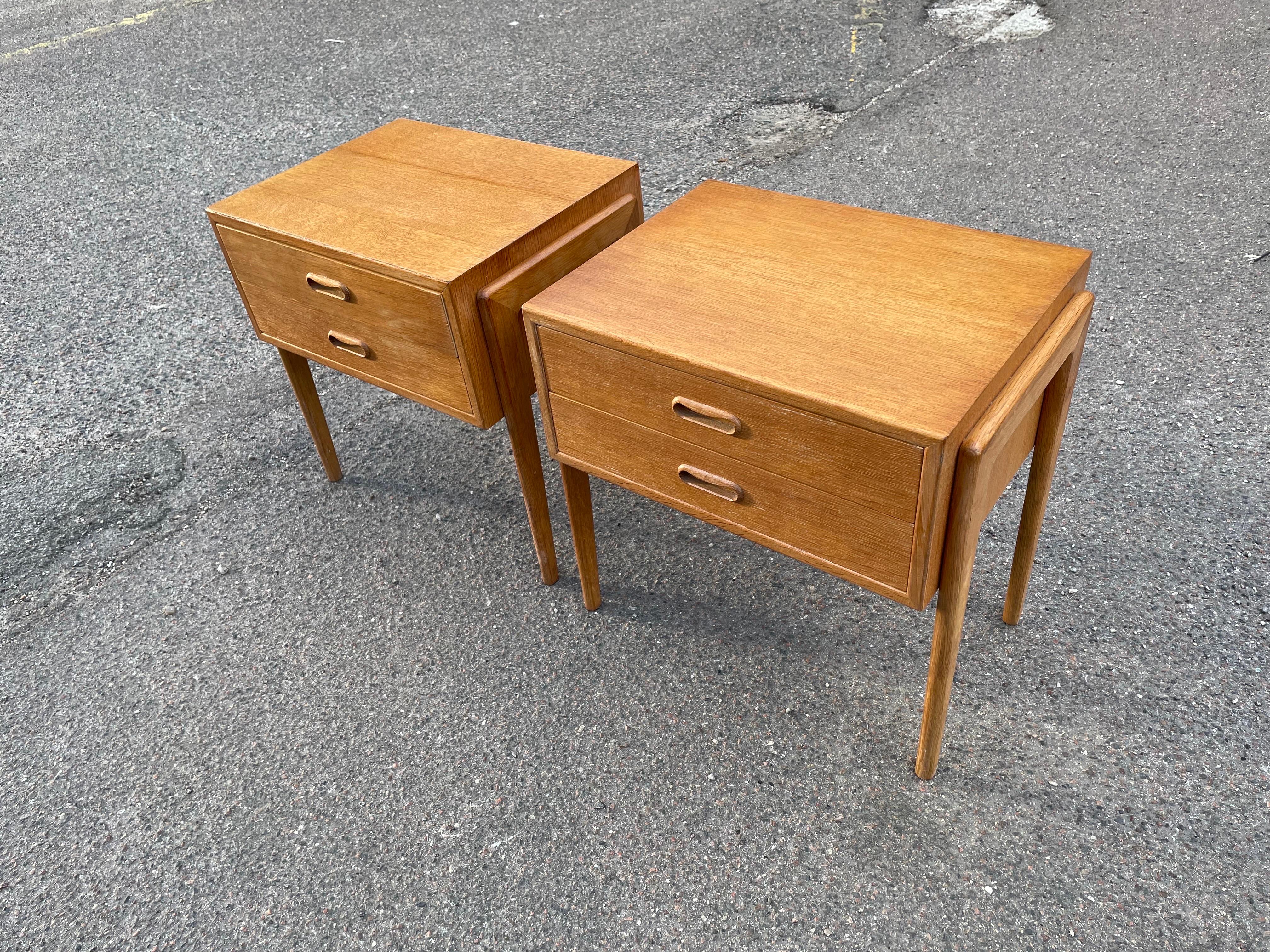 A pair of Danish Mid century modern oak night stands from the 1960´s For Sale 5