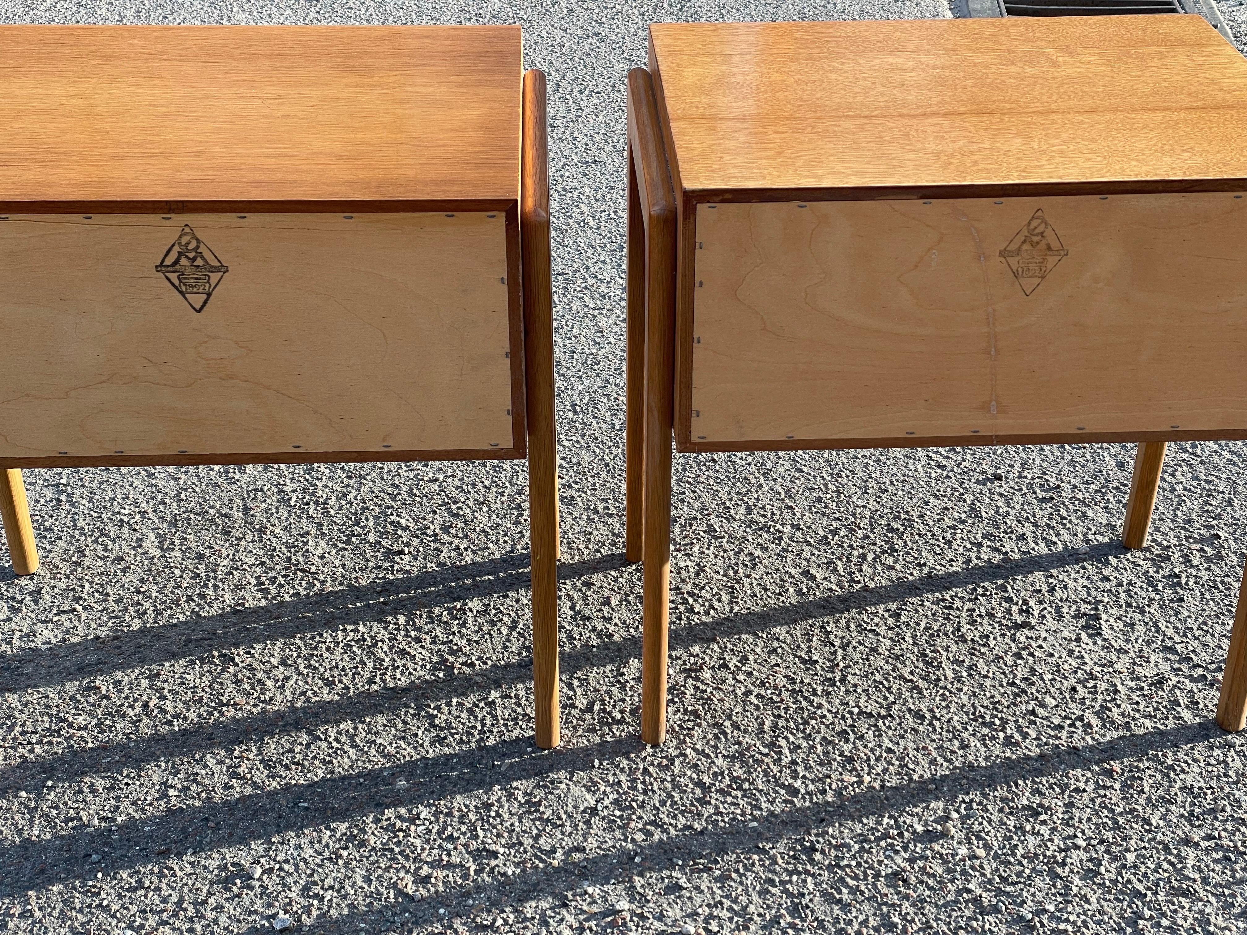 A pair of Danish Mid century modern oak night stands from the 1960´s For Sale 7