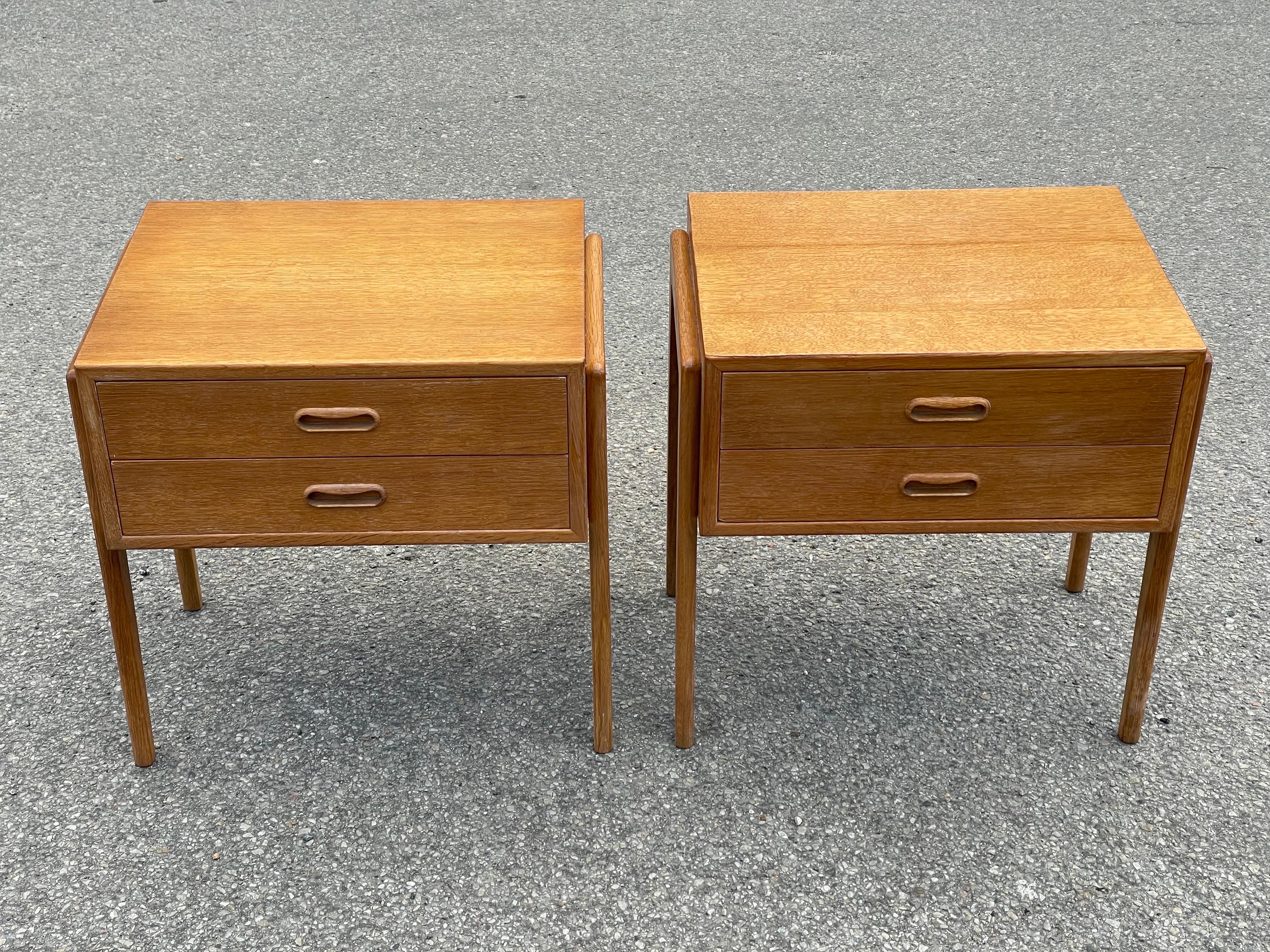 Oak A pair of Danish Mid century modern oak night stands from the 1960´s For Sale