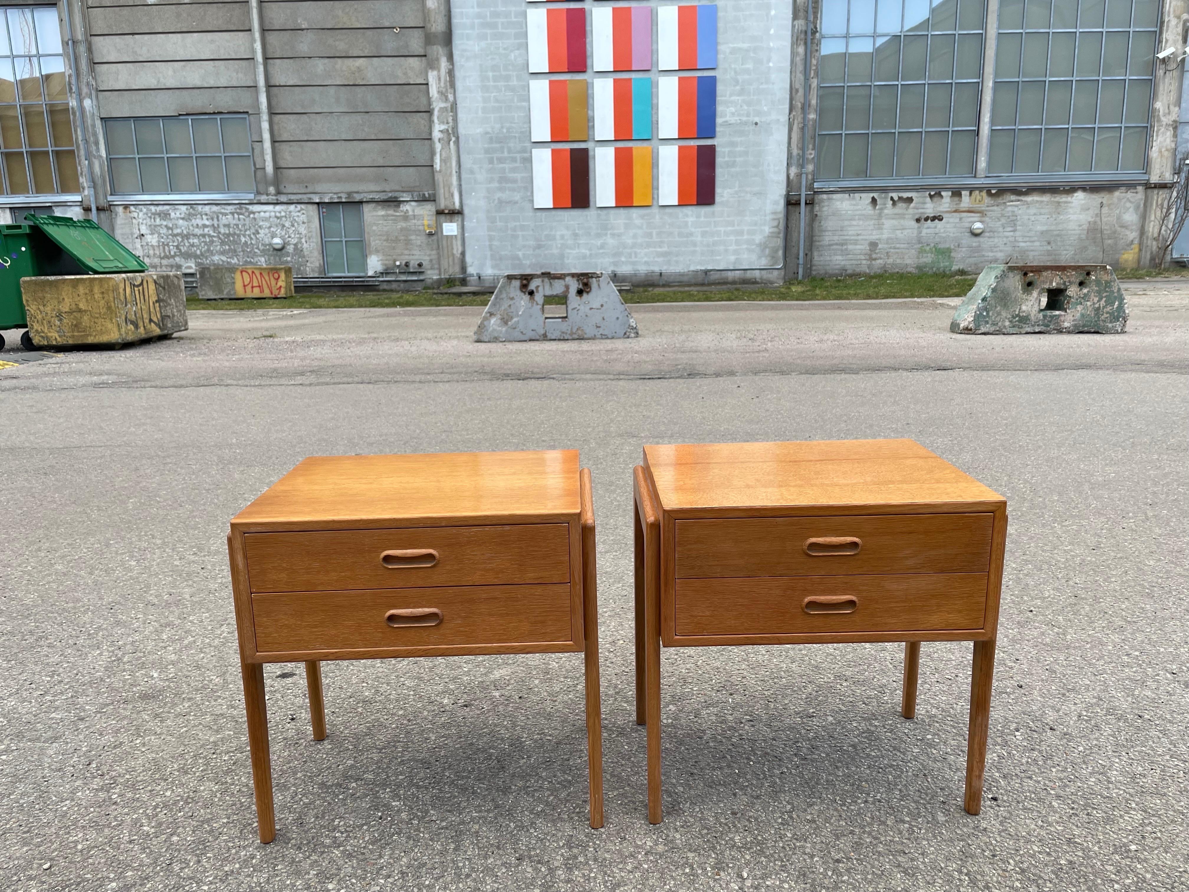 A pair of Danish Mid century modern oak night stands from the 1960´s For Sale 1
