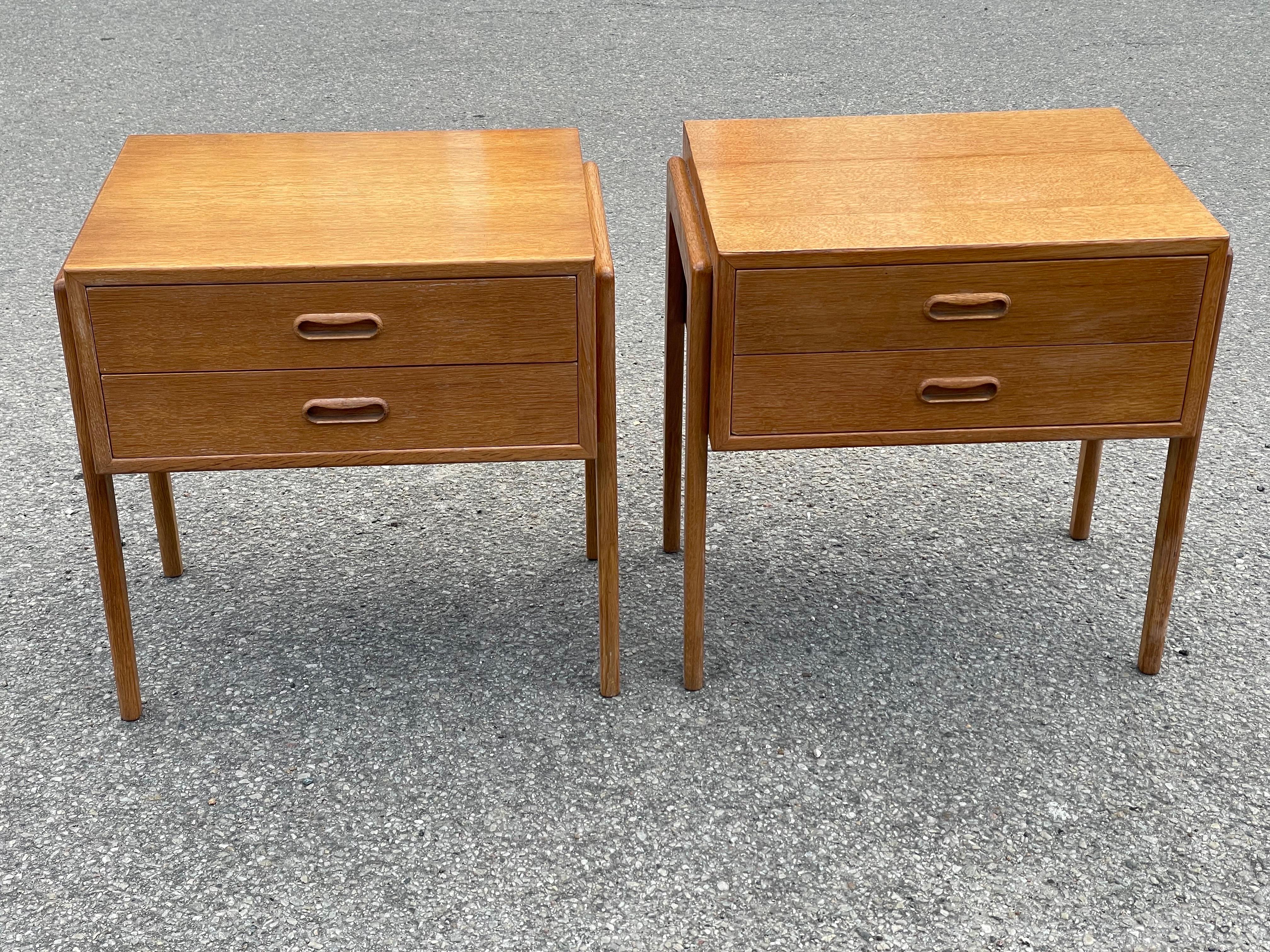 A pair of Danish Mid century modern oak night stands from the 1960´s For Sale 2