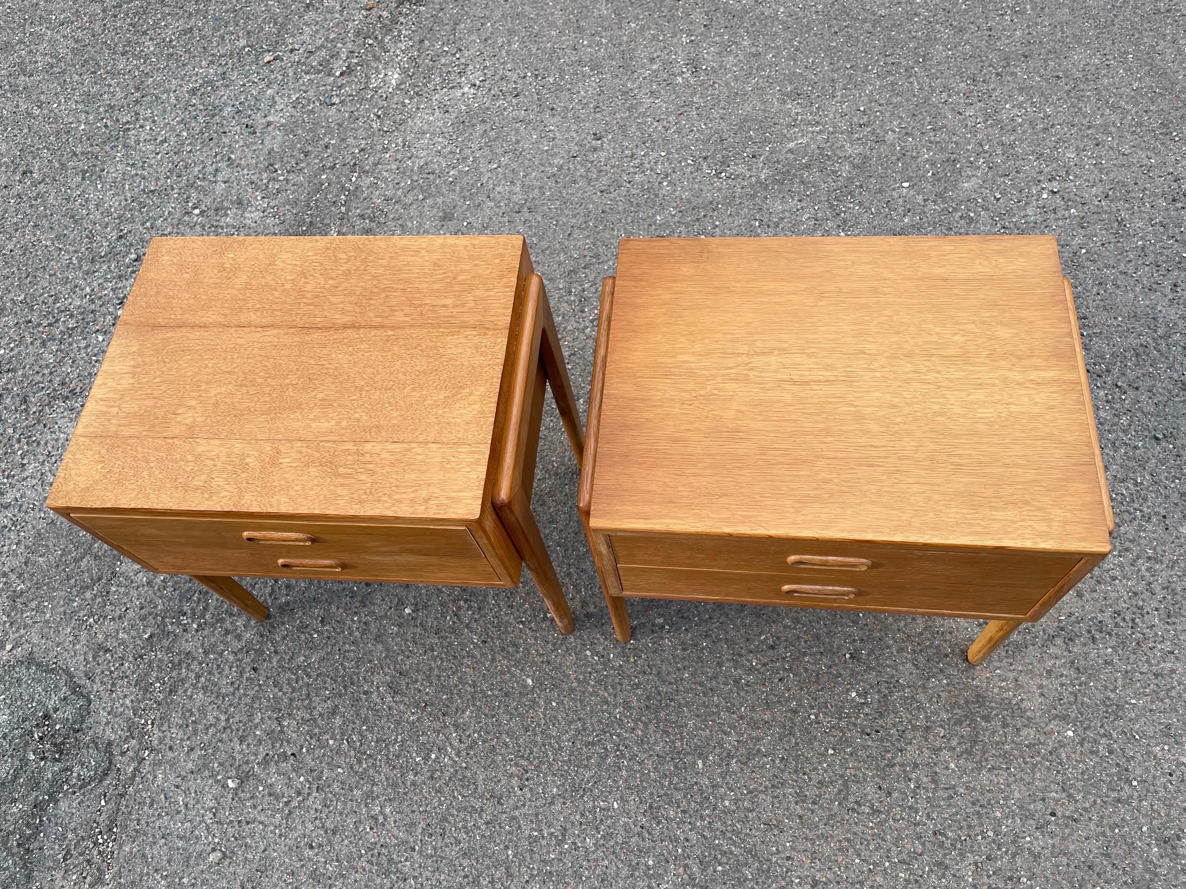 A pair of Danish Mid century modern oak night stands from the 1960´s For Sale 3
