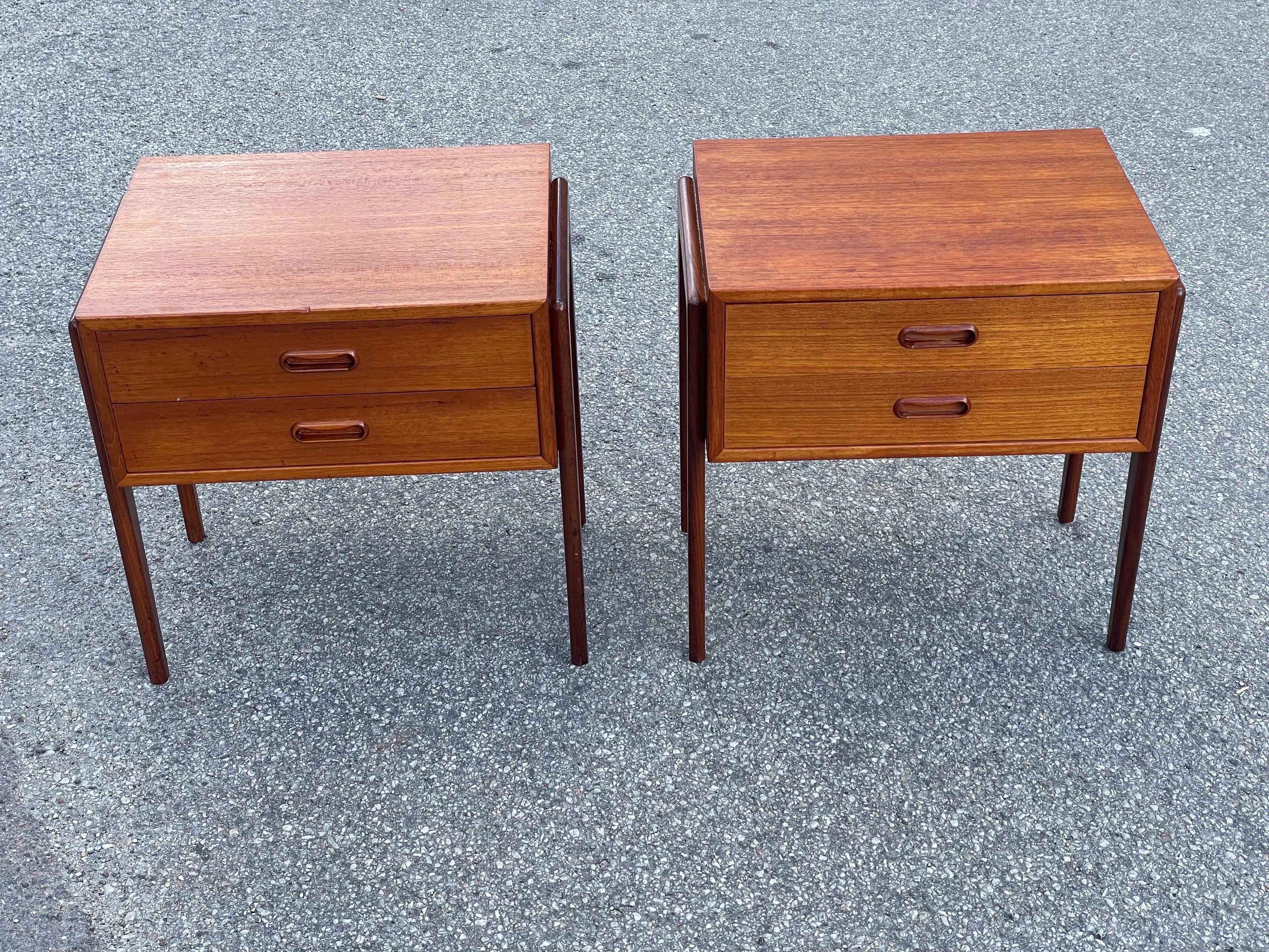 Ein zeitloses Duo dänischer Nachttische aus Teakholz im Mid-Century-Modern-Stil, mit der charakteristischen Handwerkskunst der Ølholm Møbelfabrik aus den 1960er Jahren. Diese Nachttische vereinen Form und Funktion mit ihren zwei geräumigen