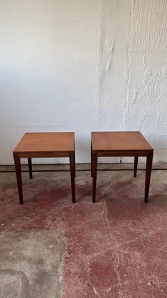 Ein Paar dänische Beistelltische aus der Mitte des Jahrhunderts