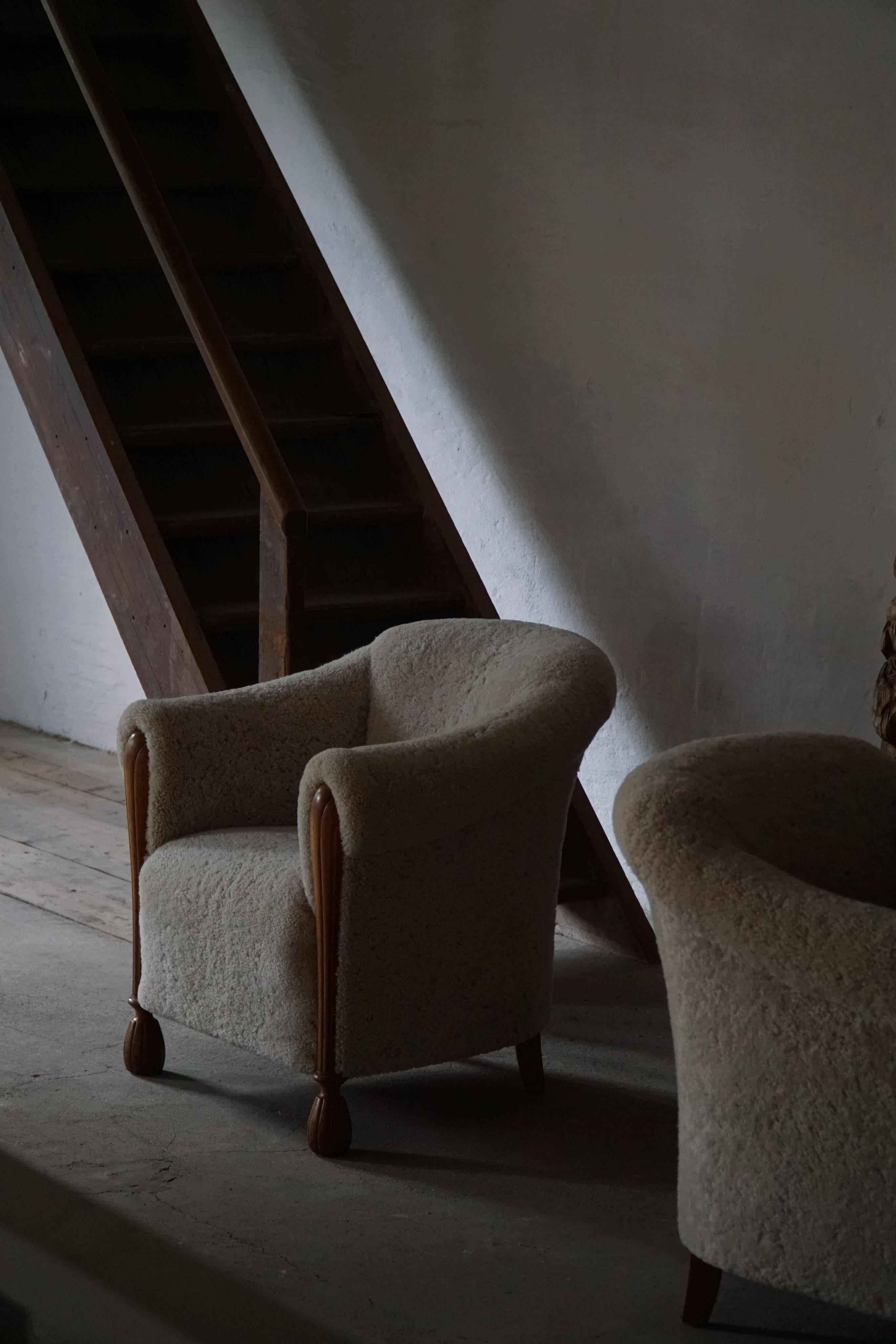 Coppia di poltrone moderne danesi in Oak e lana d'agnello Shearling, anni '60 In condizioni buone in vendita a Odense, DK
