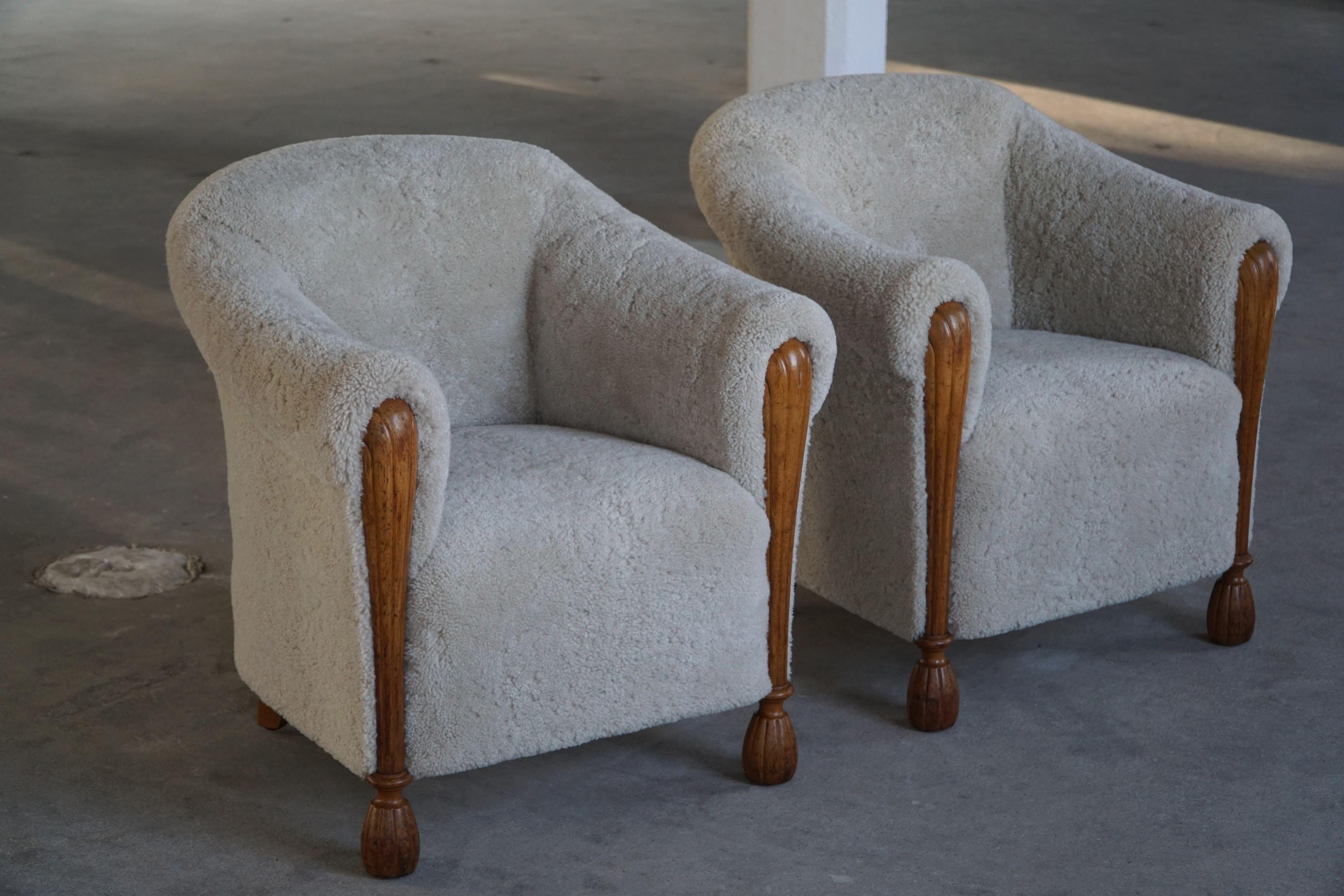 XX secolo Coppia di poltrone moderne danesi in Oak e lana d'agnello Shearling, anni '60 in vendita
