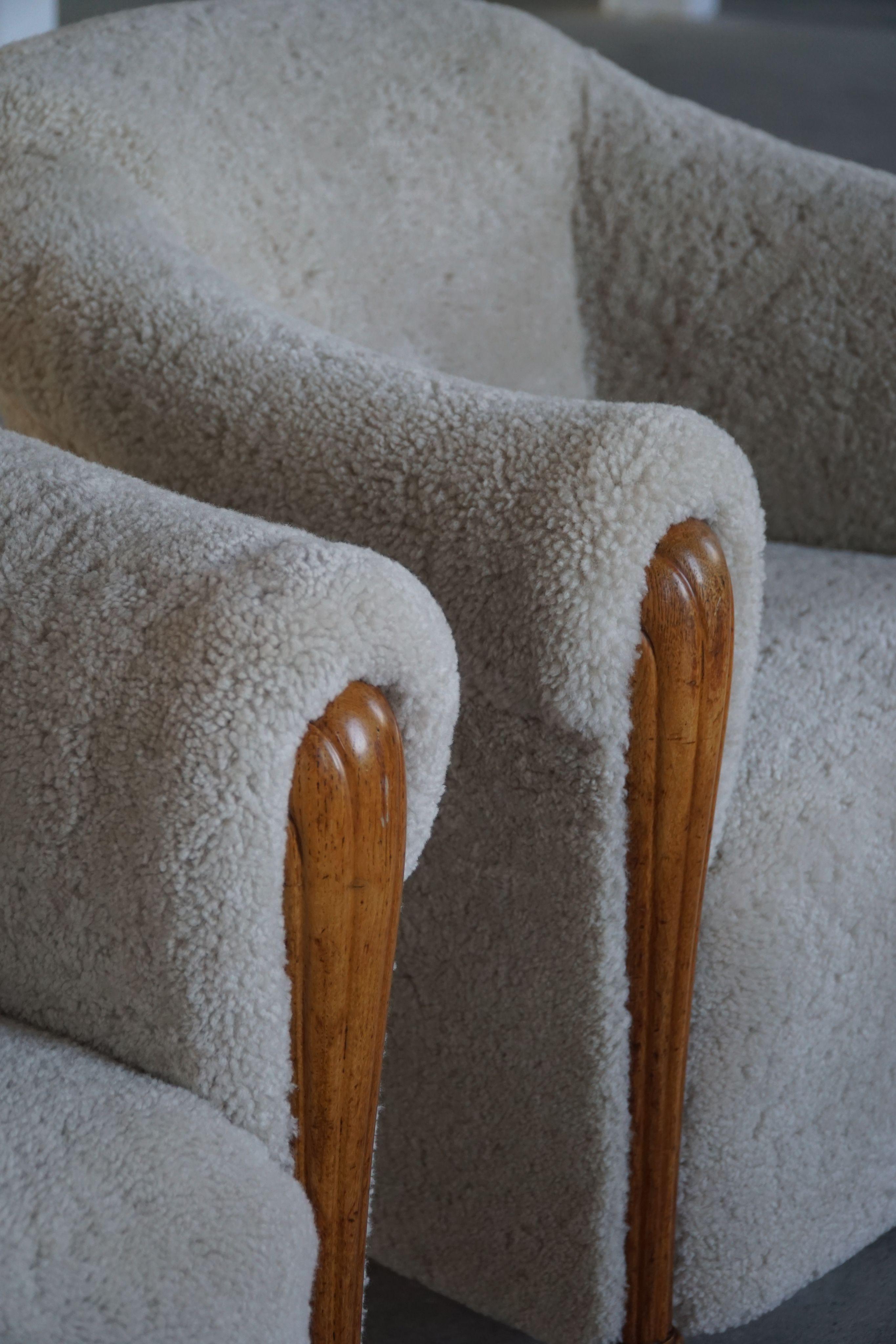 Pelle di agnello Coppia di poltrone moderne danesi in Oak e lana d'agnello Shearling, anni '60 in vendita