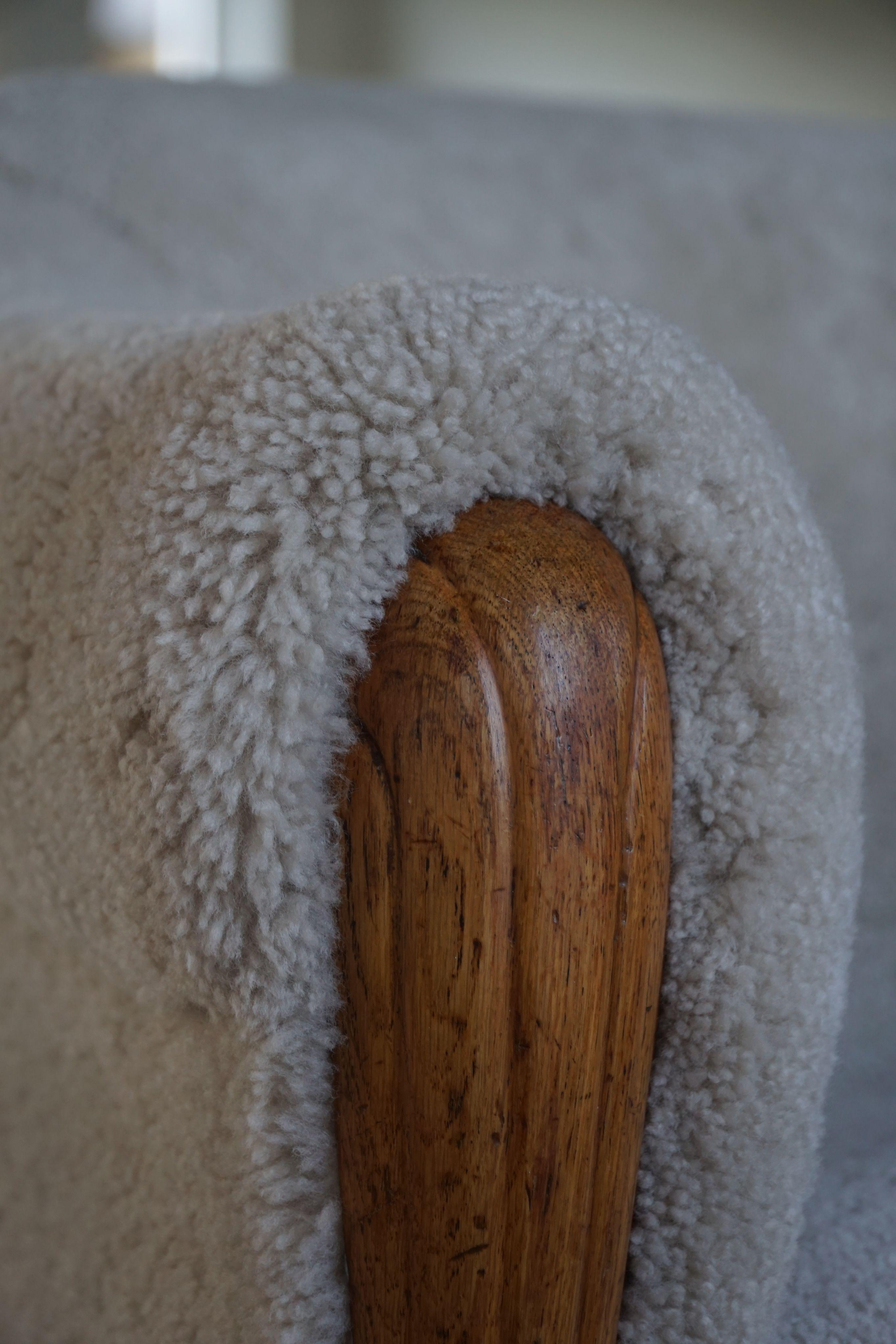 Coppia di poltrone moderne danesi in Oak e lana d'agnello Shearling, anni '60 in vendita 1