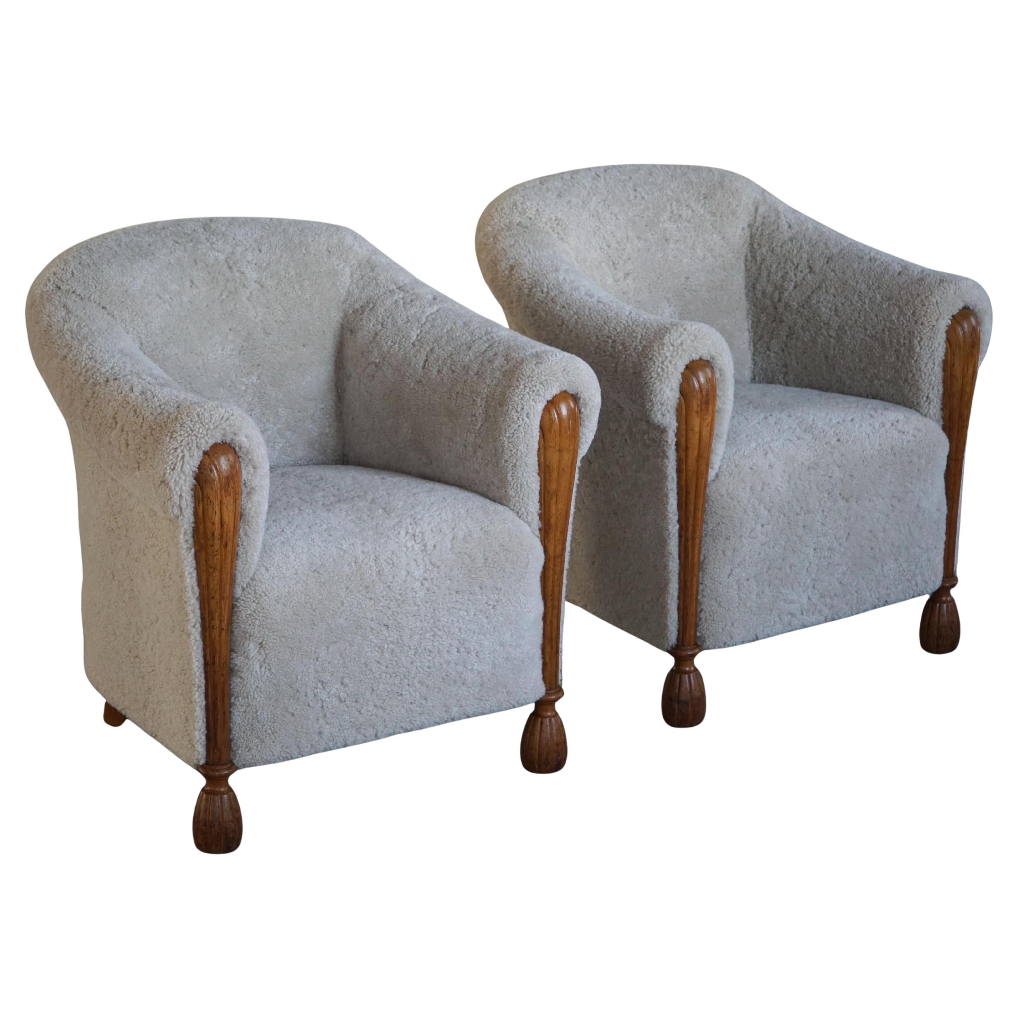 Coppia di poltrone moderne danesi in Oak e lana d'agnello Shearling, anni '60 in vendita