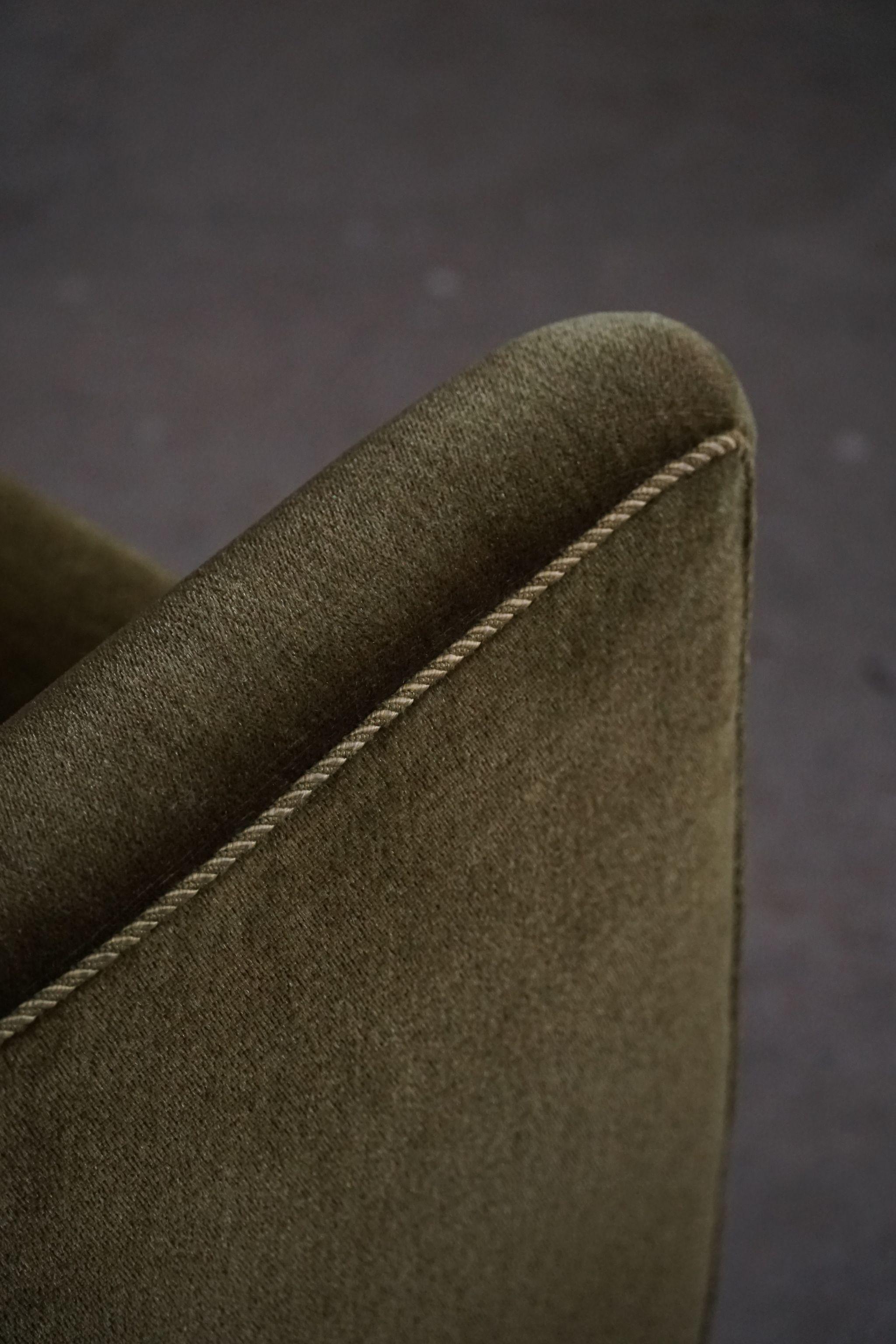 A Pair of Danish Modern Lounge Chairs, Green Velvet & Oak, Fritz Hansen, 1940s  In Good Condition In Odense, DK