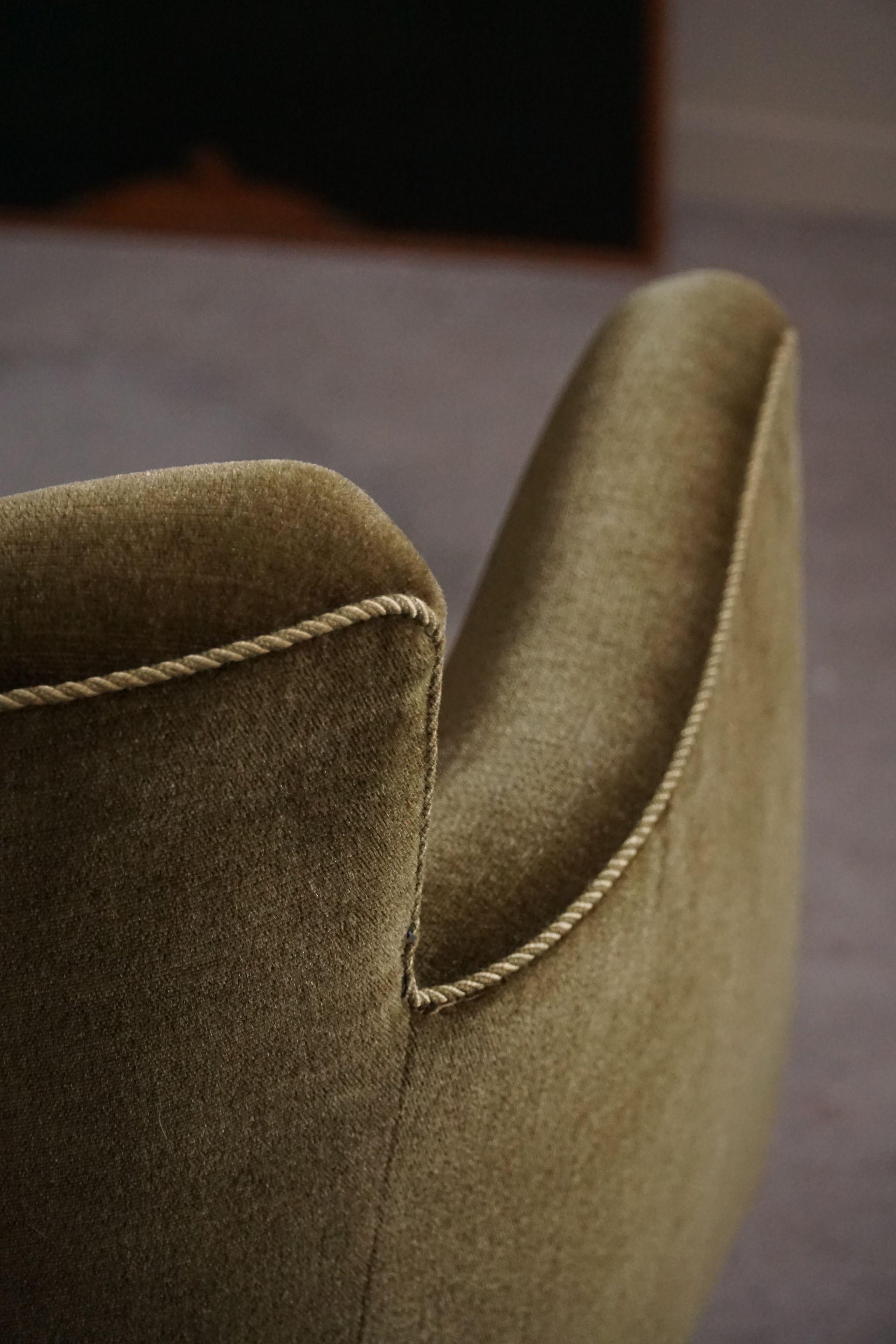 A Pair of Danish Modern Lounge Chairs, Green Velvet & Oak, Fritz Hansen, 1940s  4