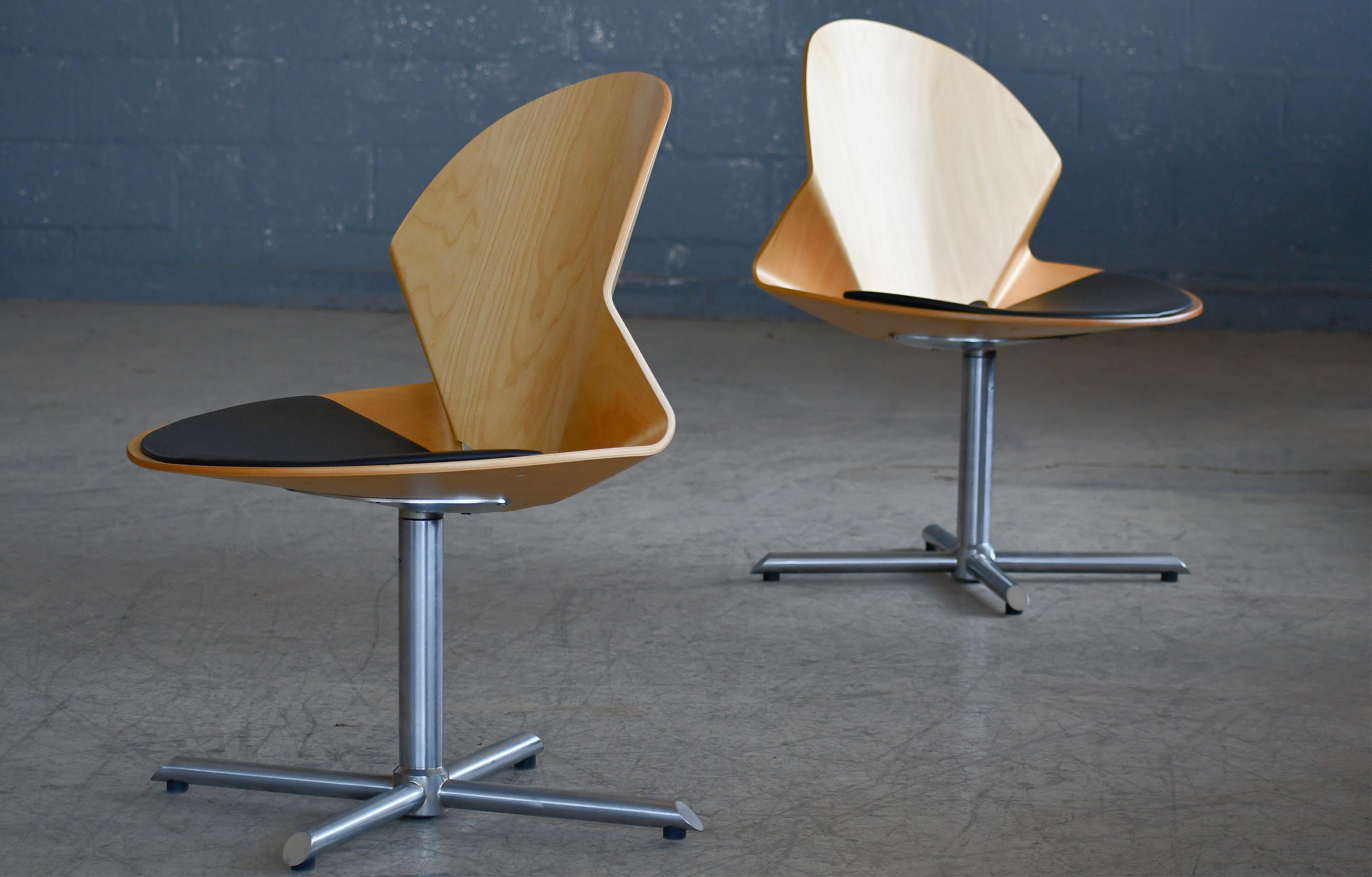 Une paire de chaises longues très cool, modèle Rex, conçues par Christina Strand et fabriquées par le célèbre fabricant de meubles danois Fredericia Mobler. Le modèle de chaise a été conçu en 2002 et fabriqué à peu près à la même époque. Fabriqué en