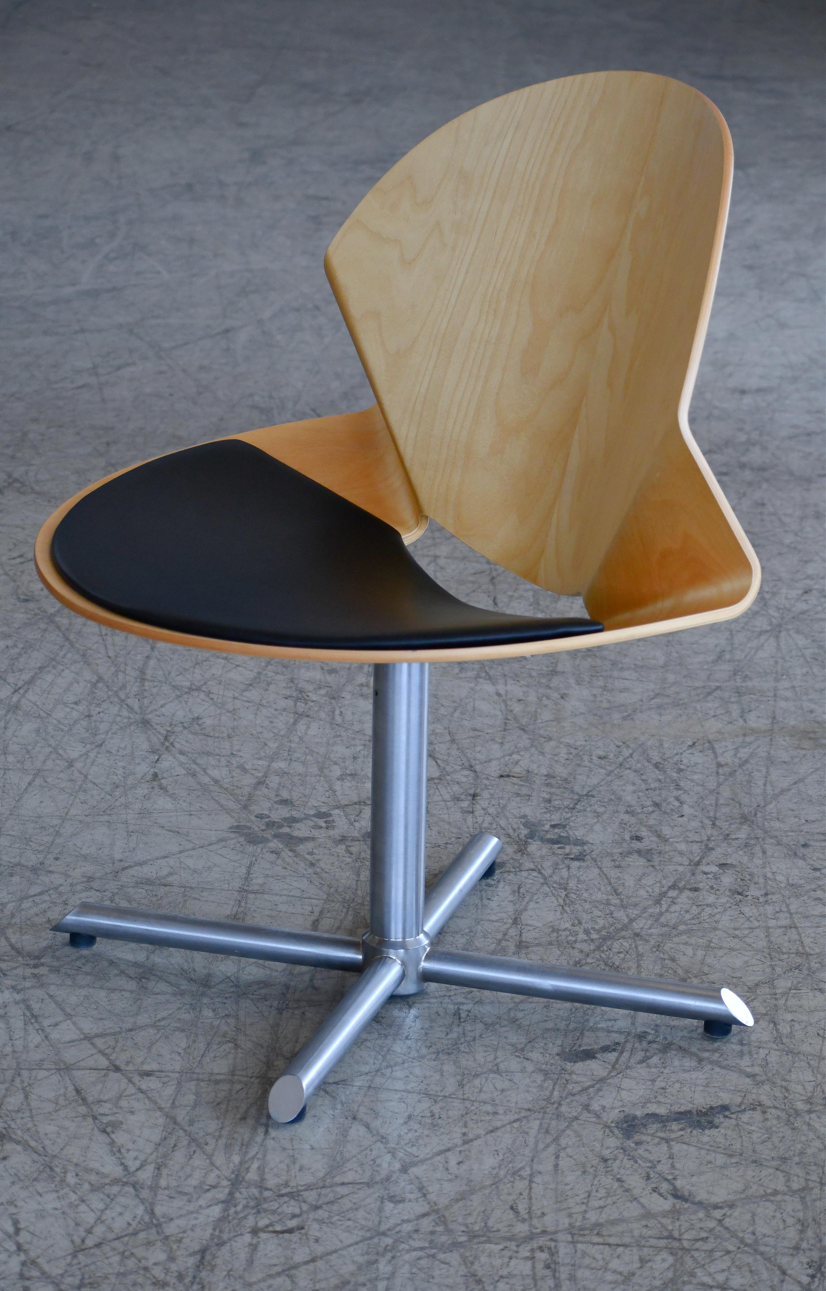 Scandinave moderne Paire de chaises de salon The Modernity danoises en érable courbé et assise en cuir noir en vente