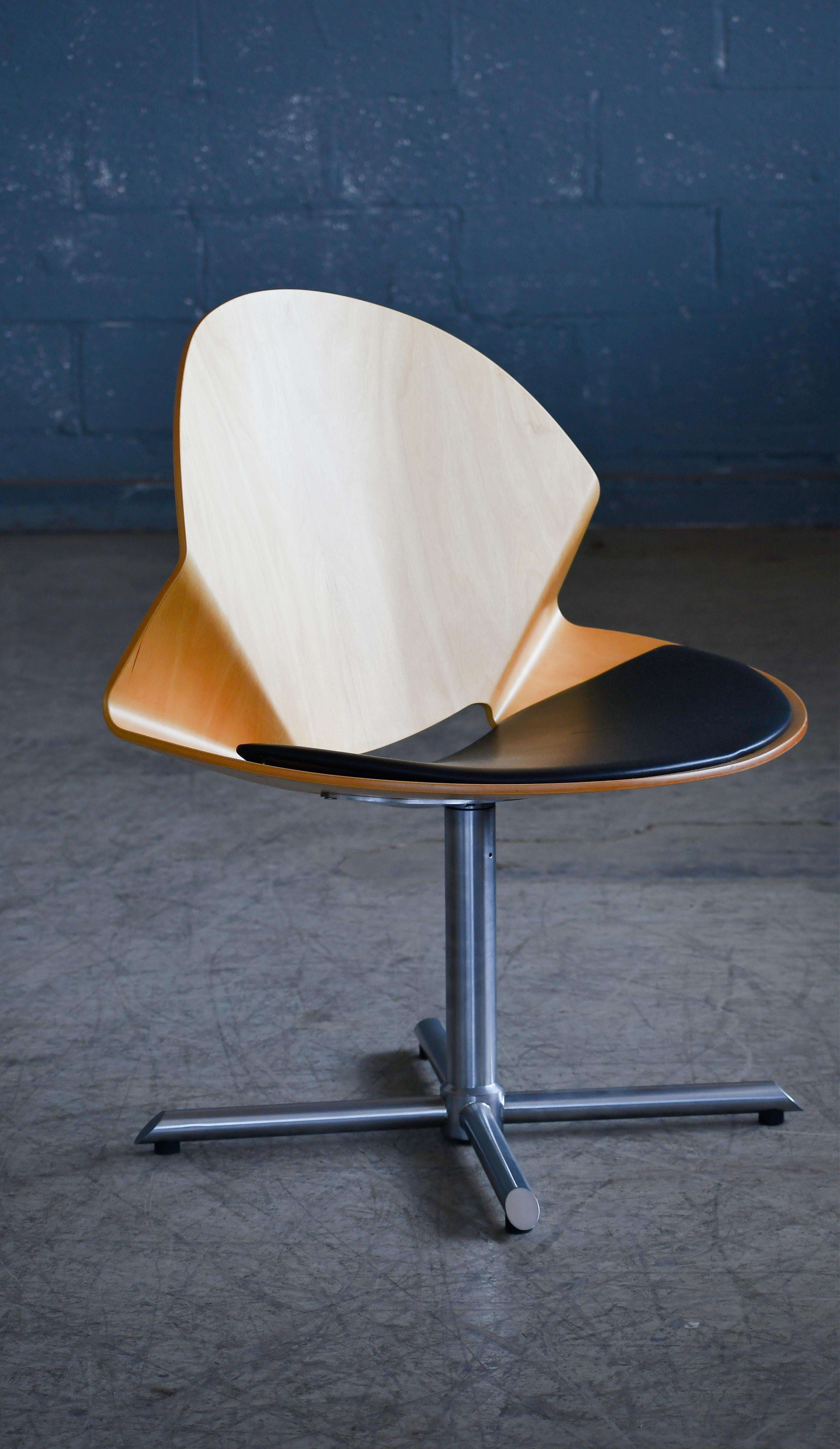 Danois Paire de chaises de salon The Modernity danoises en érable courbé et assise en cuir noir en vente
