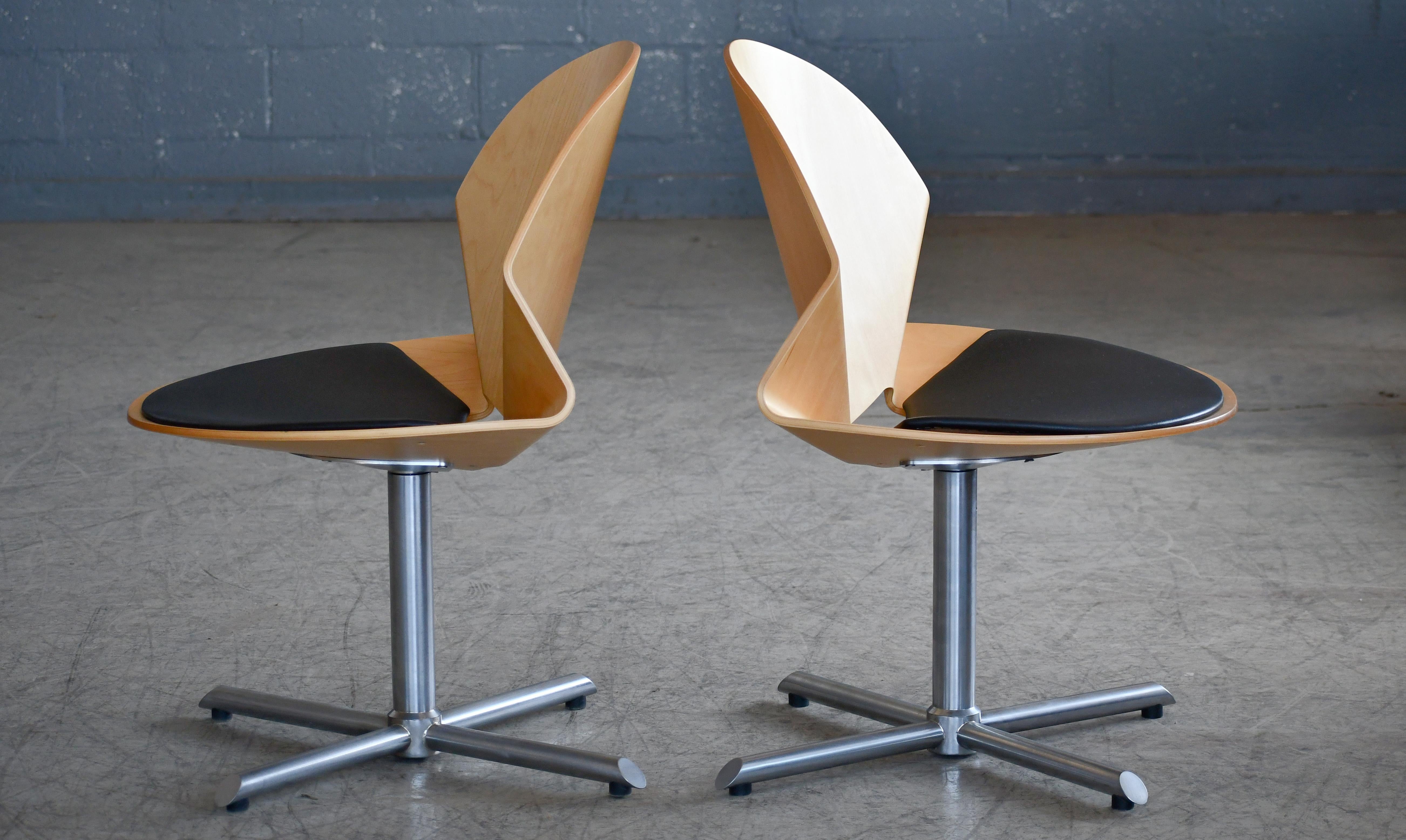 Paire de chaises de salon The Modernity danoises en érable courbé et assise en cuir noir Bon état - En vente à Bridgeport, CT