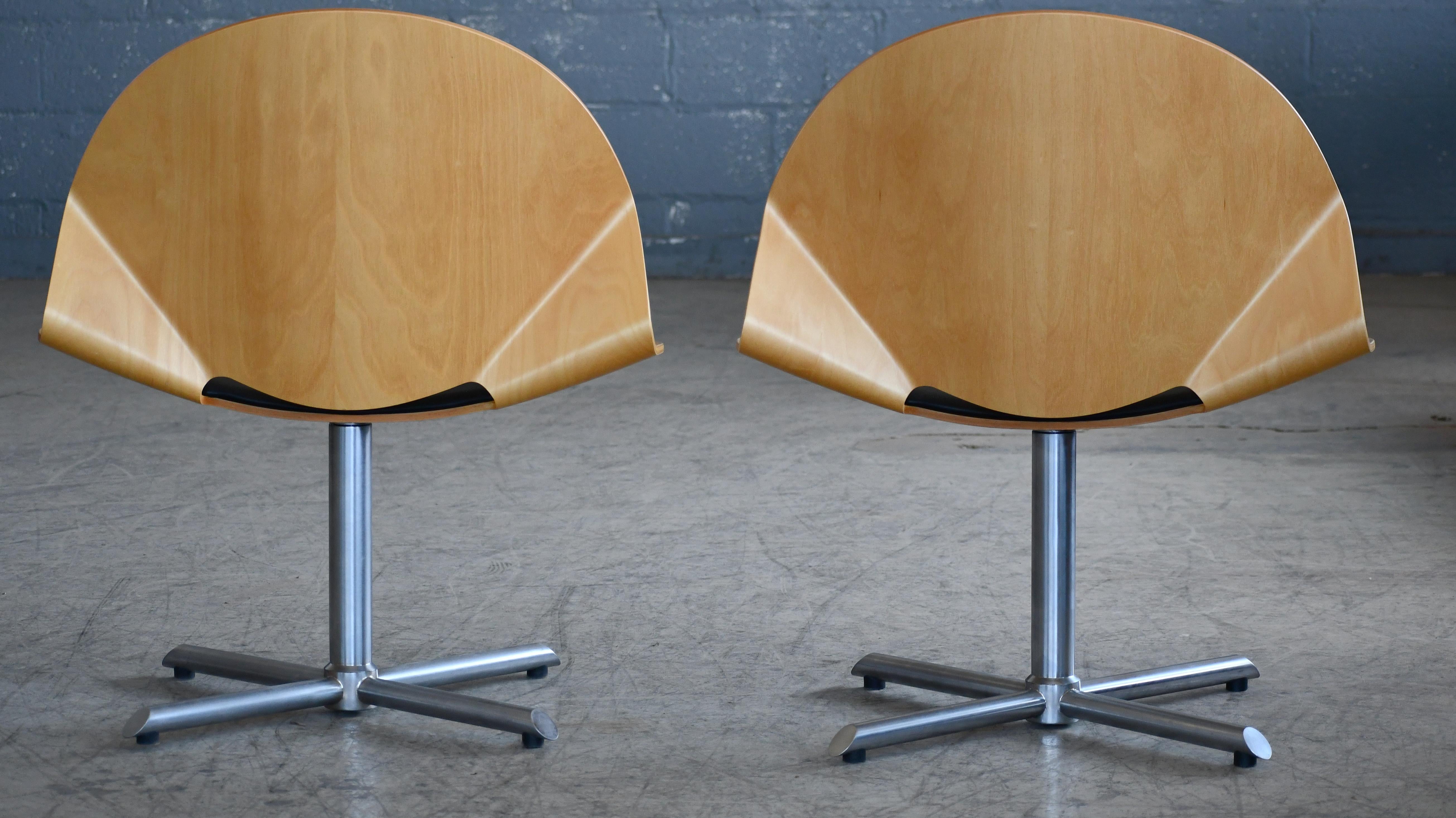 Acier Paire de chaises de salon The Modernity danoises en érable courbé et assise en cuir noir en vente