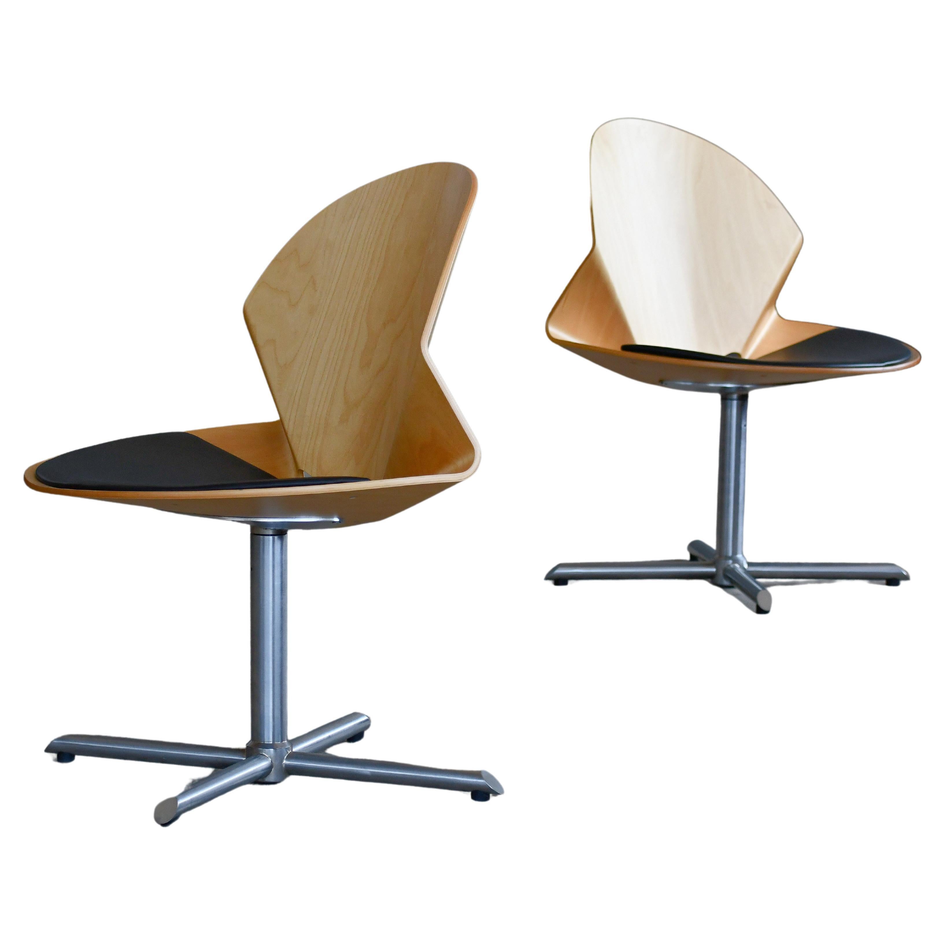 Paire de chaises de salon The Modernity danoises en érable courbé et assise en cuir noir