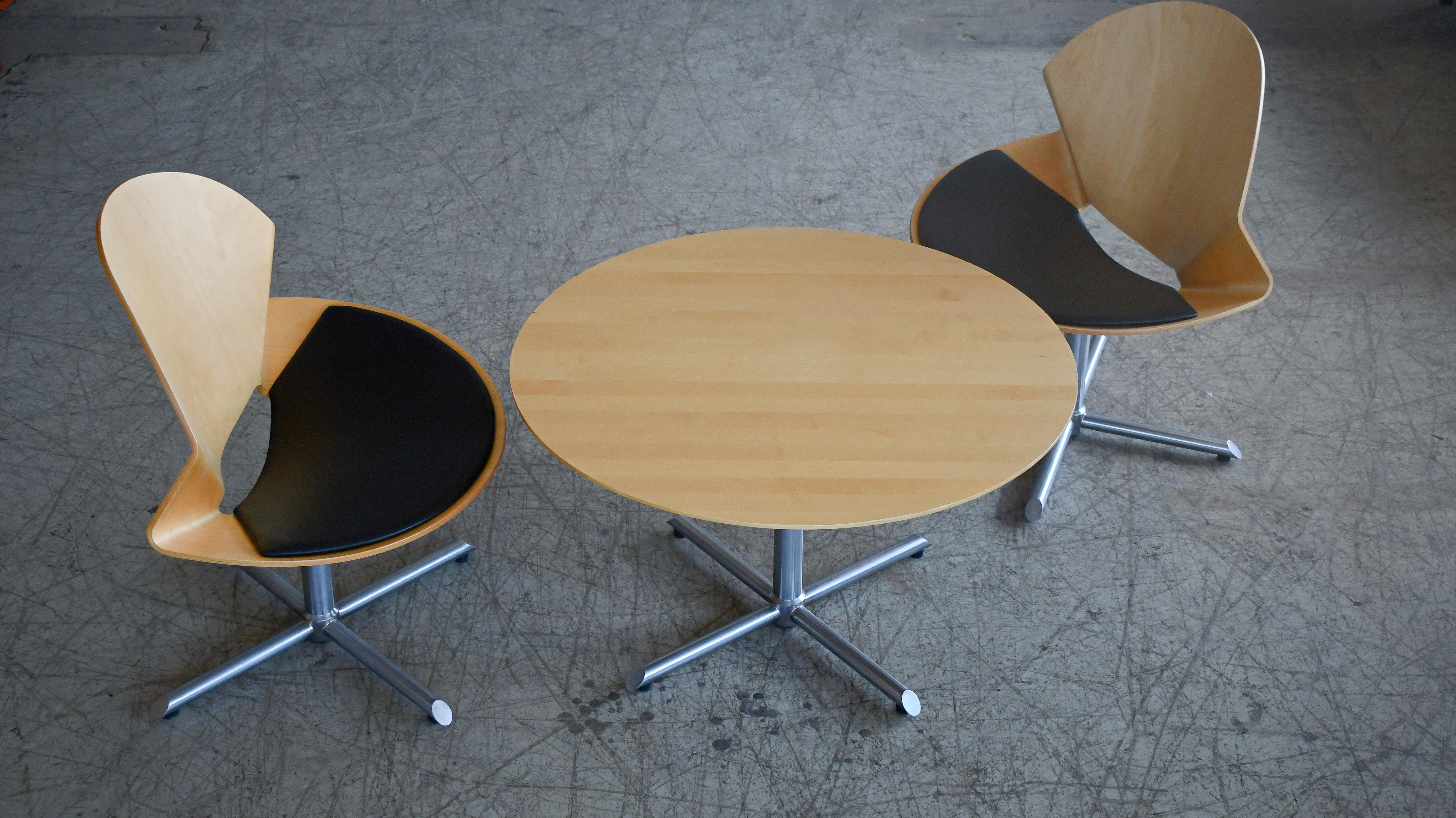 Une paire de chaises longues très cool, modèle Rex, avec une table basse ronde, toutes conçues par Christina Strand et fabriquées par le célèbre fabricant de meubles danois, Fredericia Mobler. Le modèle de chaise a été conçu en 2002 et fabriqué à