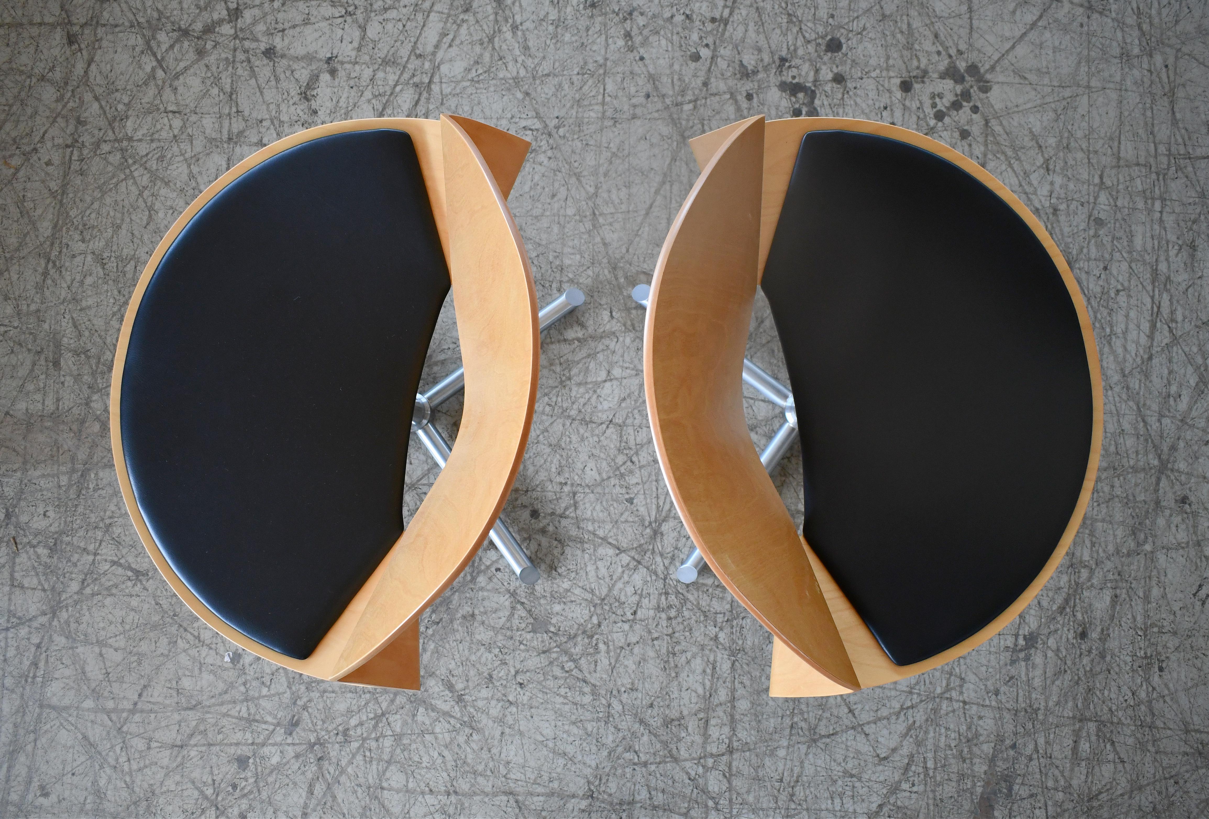 XXIe siècle et contemporain Paire de chaises longues danoises modernes avec table de cocktail en érable (DONE) en vente