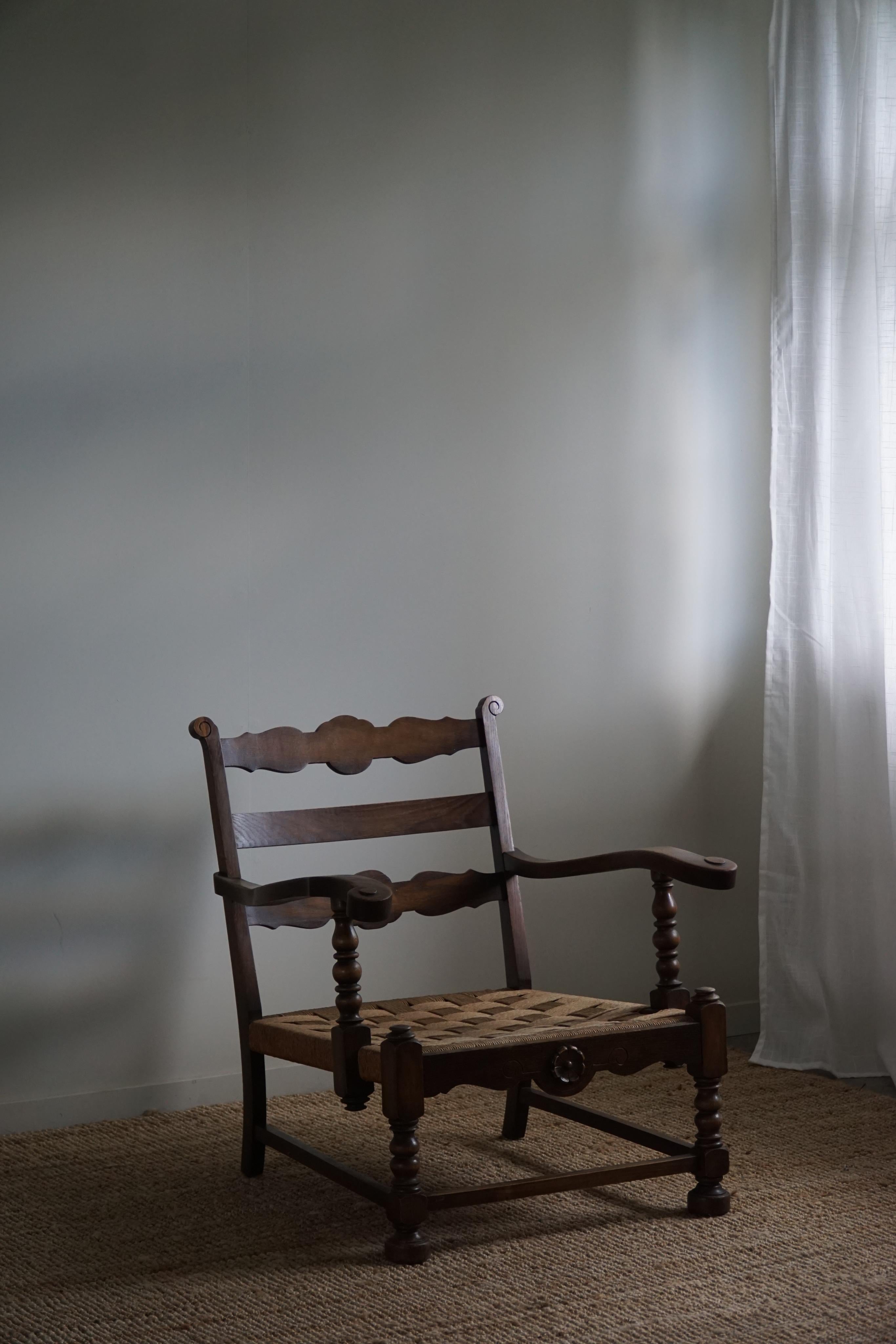 Paire sculpturale de fauteuils / chaises de salon en chêne et assise en corde de papier tressée à la main. Fabriqué par un ébéniste danois dans les années 1940. Une figure décorative pour l'intérieur moderne. Ces fauteuils ont une impression très