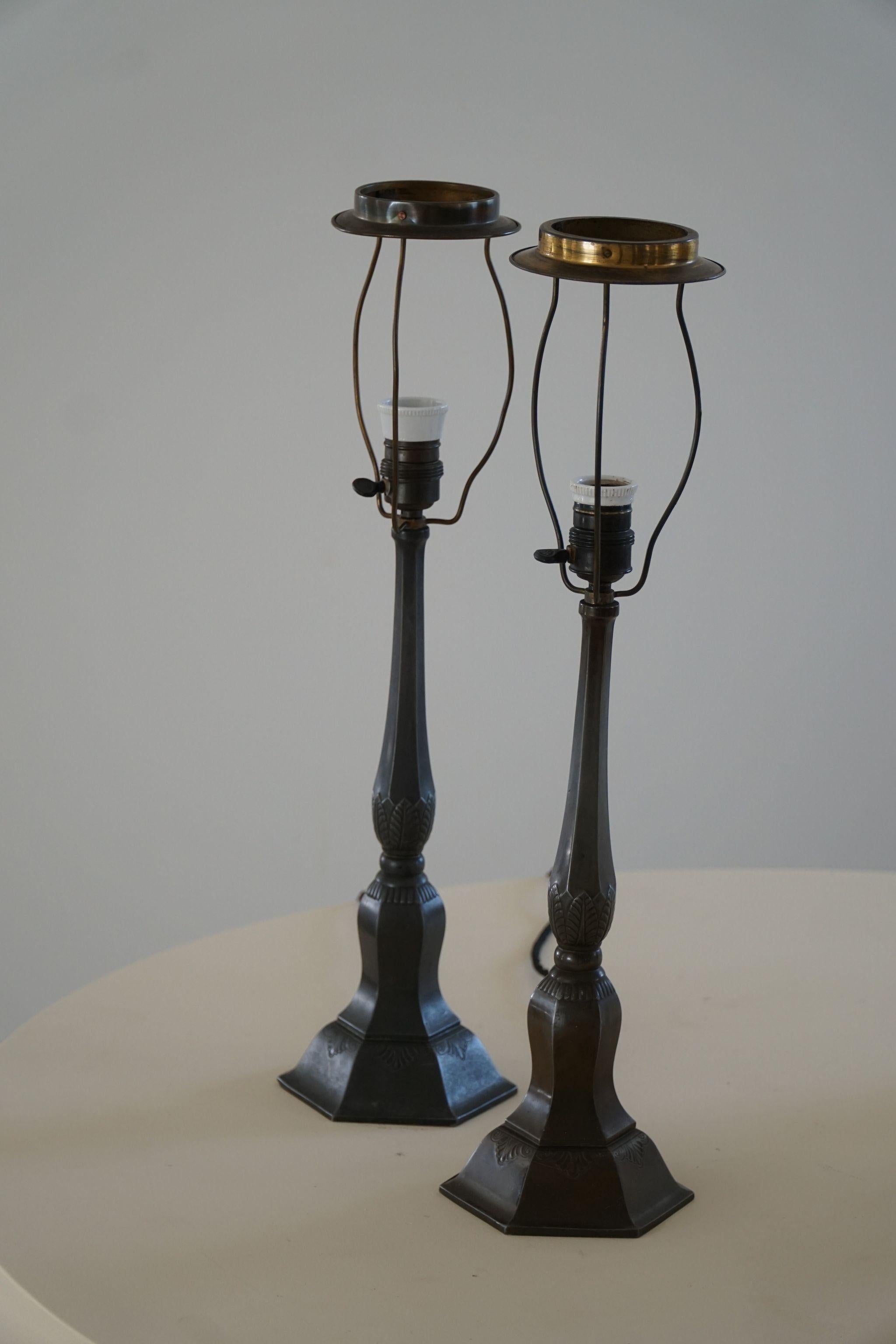 Ein Paar moderne dänische Tischlampen von Just Andersen aus Diskometal, 1920er Jahre im Zustand „Gut“ im Angebot in Odense, DK