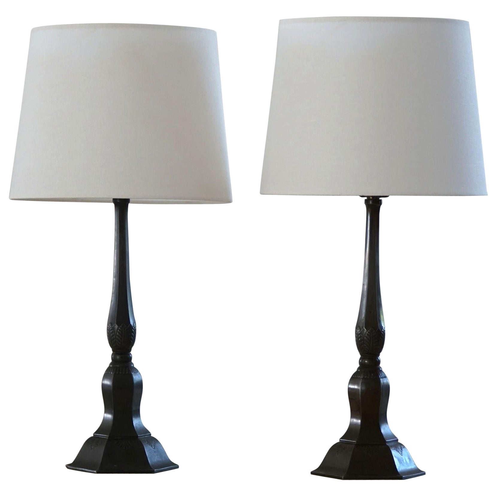Coppia di lampade da tavolo moderne danesi di Just Andersen in Diskometal, anni '20