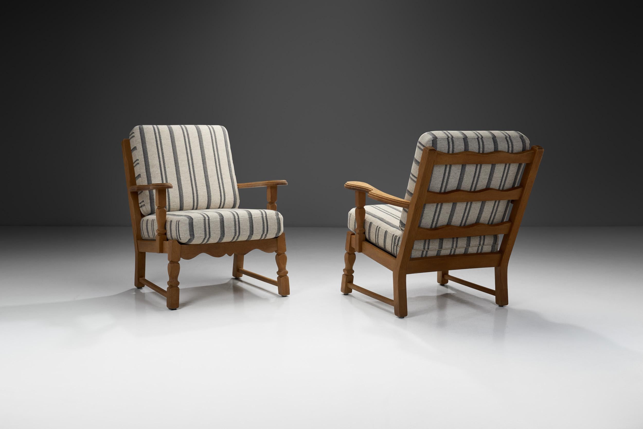 Cette paire de fauteuils est une preuve élégante et confortable de la maîtrise et de l'art de l'ébéniste danois qui, avec ses contemporains, a largement défini les sièges modernes du milieu du XXe siècle.

Ces chaises sont dotées d'une superbe