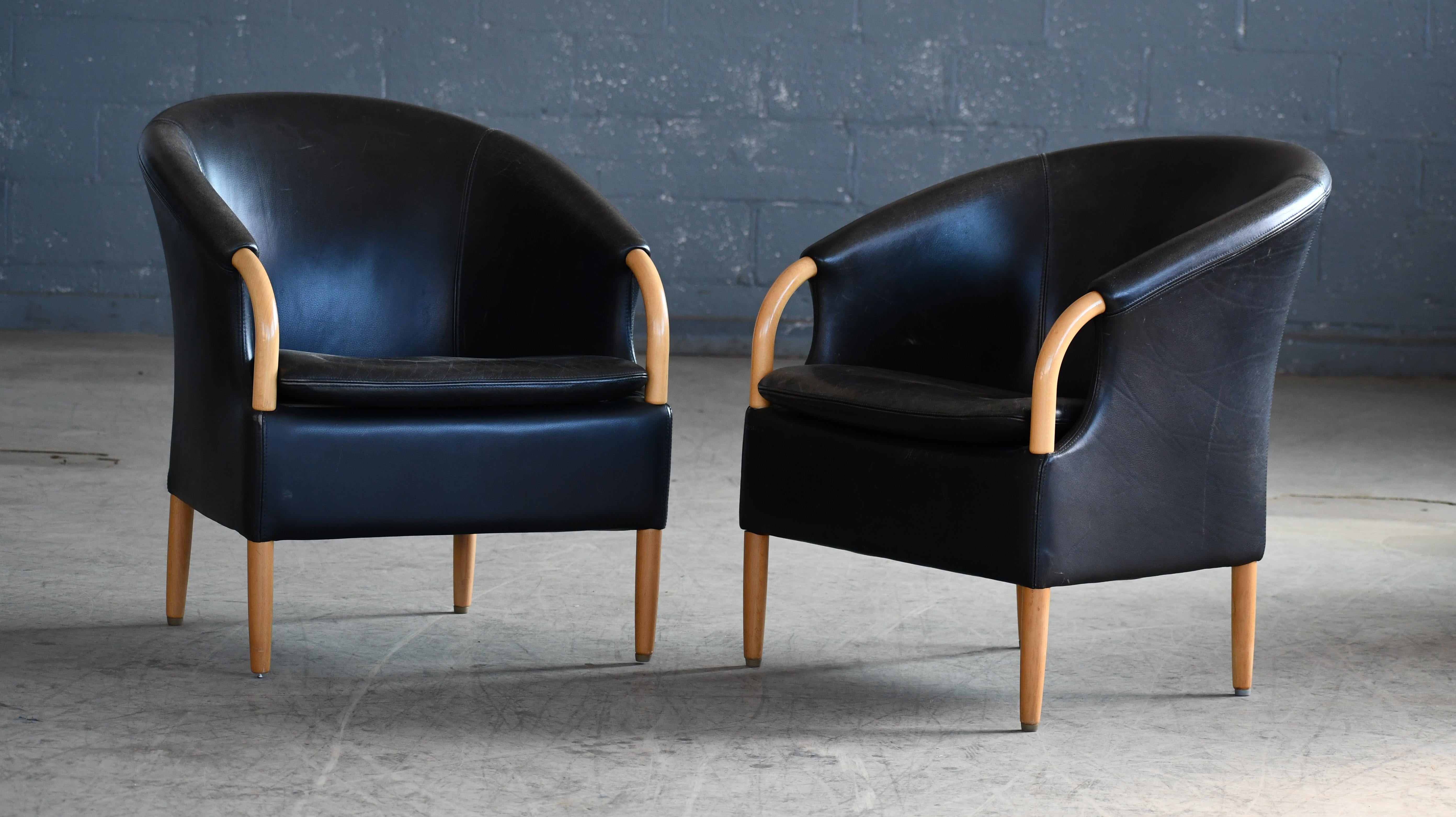 Une paire de chaises Opus, conçues par Søren Nissen et Ebbe Gehl en 1982, illustrant le design moderne danois avec des lignes épurées et fonctionnelles. Le design unique de la chaise se caractérise par des pieds avant qui se prolongent