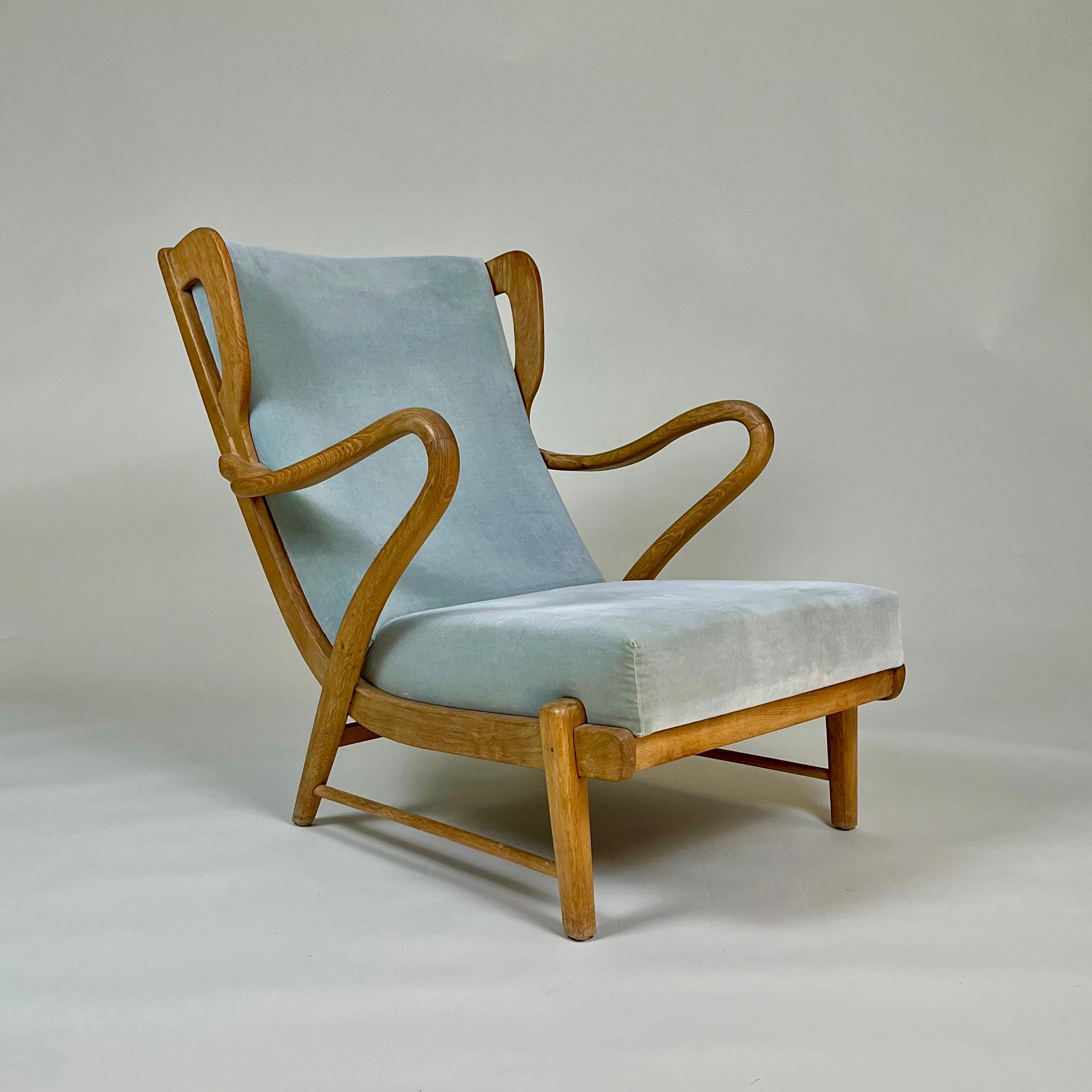 
Una coppia di poltrone scultoree con struttura in Oak. Rivestito in tessuto azzurro e color sabbia. Realizzato e progettato nel 1940-42 circa. Il design e l'esecuzione sono attribuiti all'ebanista Otto Færge. 

Le sedie sono una grande