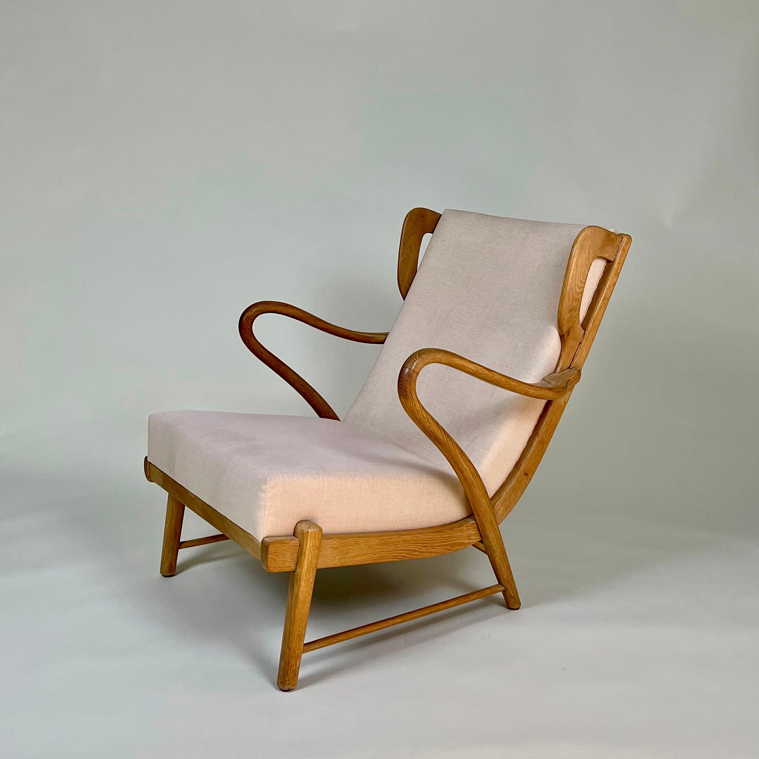 Scandinavo moderno Coppia di sedie wingback scultoree danesi degli anni '40 in Oak attribuite a Otto Færge in vendita