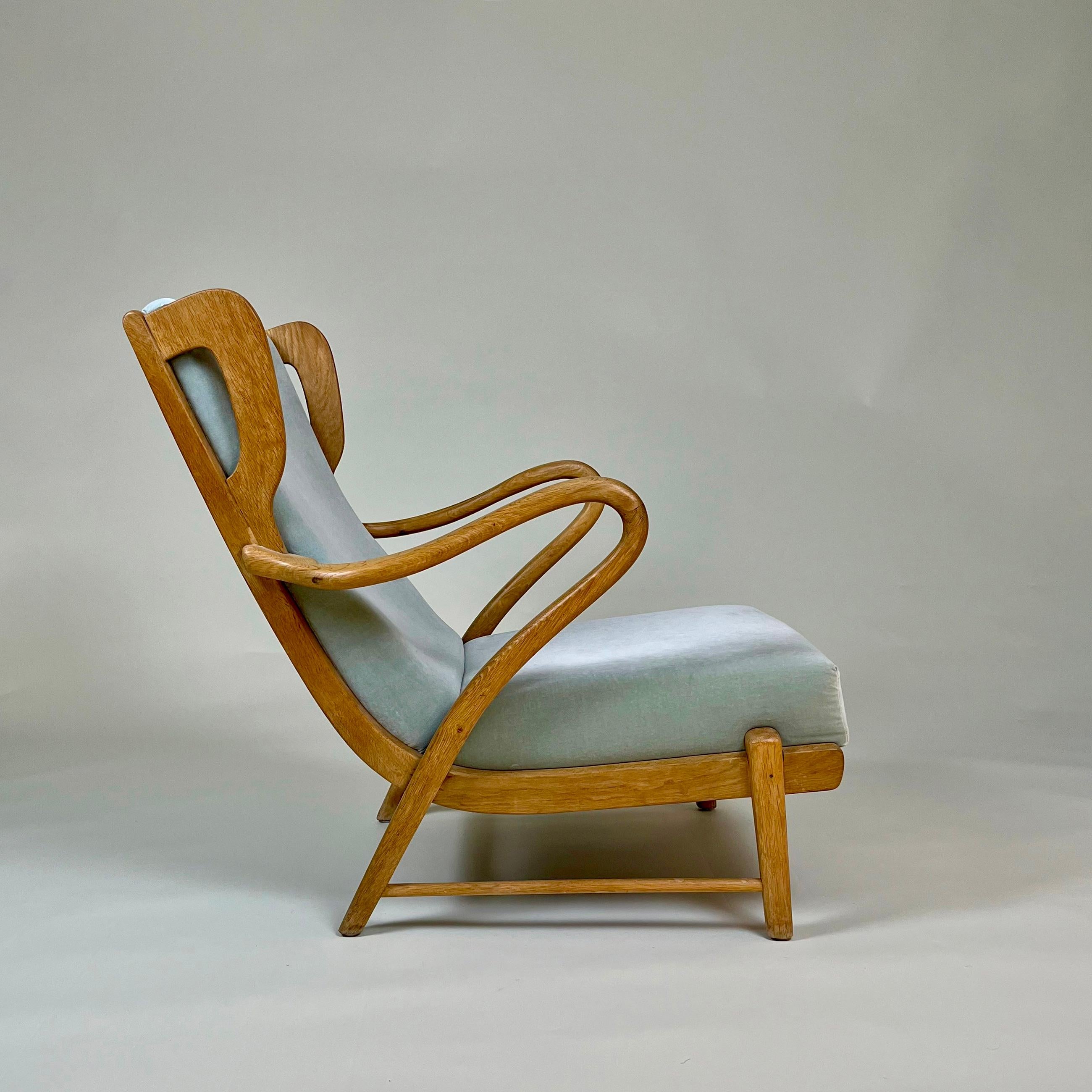 Danese Coppia di sedie wingback scultoree danesi degli anni '40 in Oak attribuite a Otto Færge in vendita